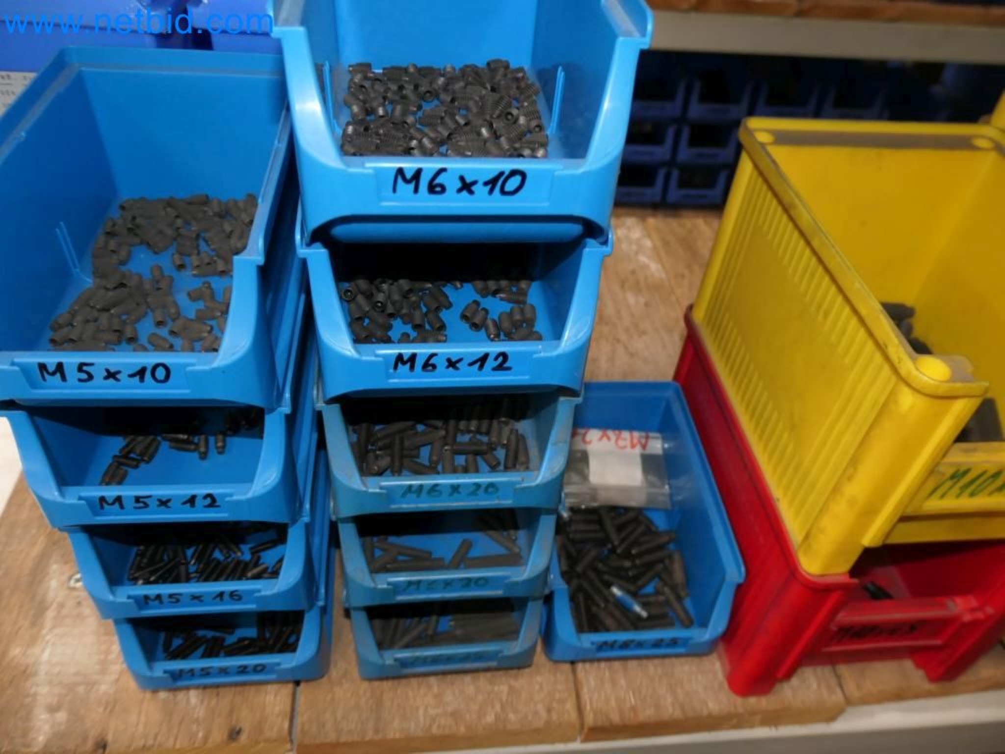 Kovozpracující stroje, vozidla a provozní a kancelářské vybavení-16