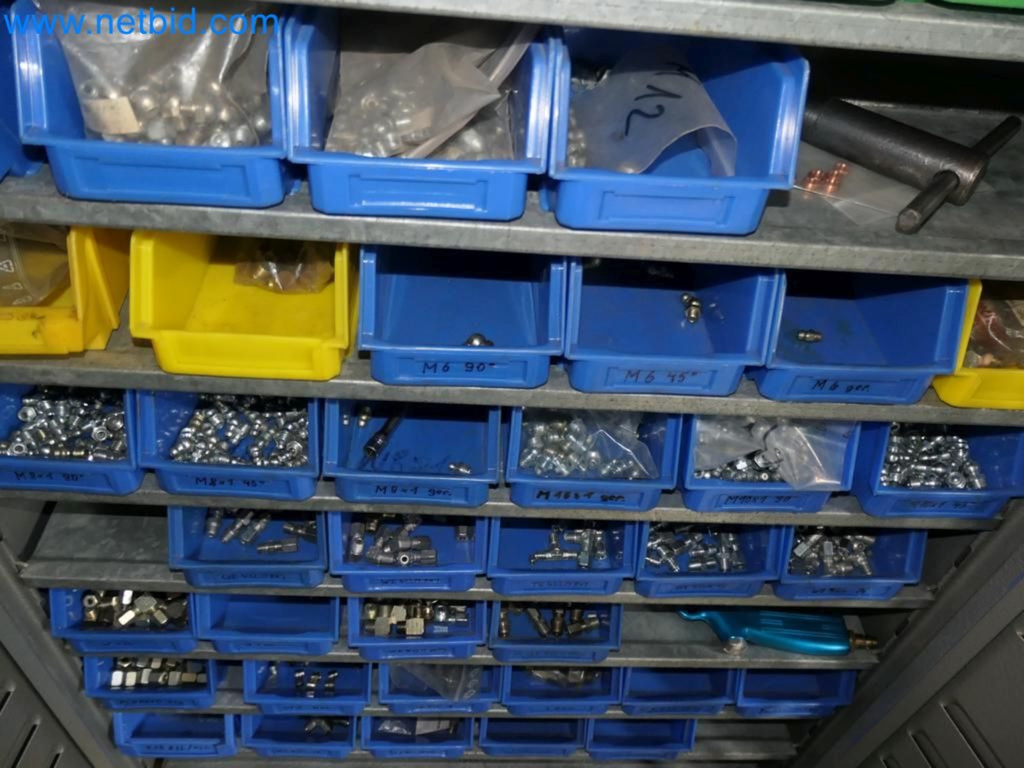 Kovozpracující stroje, vozidla a provozní a kancelářské vybavení-9