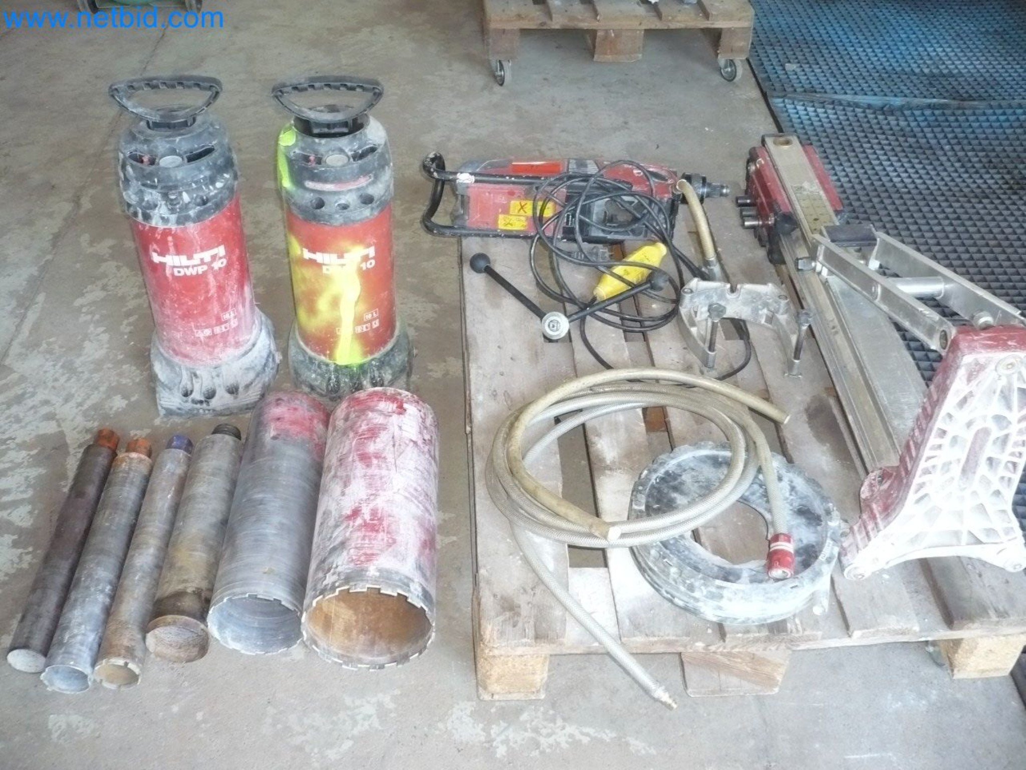 Motorové lanové navijáky, stavební stroje, stavební zařízení, bariérový materiál a vozidla-2