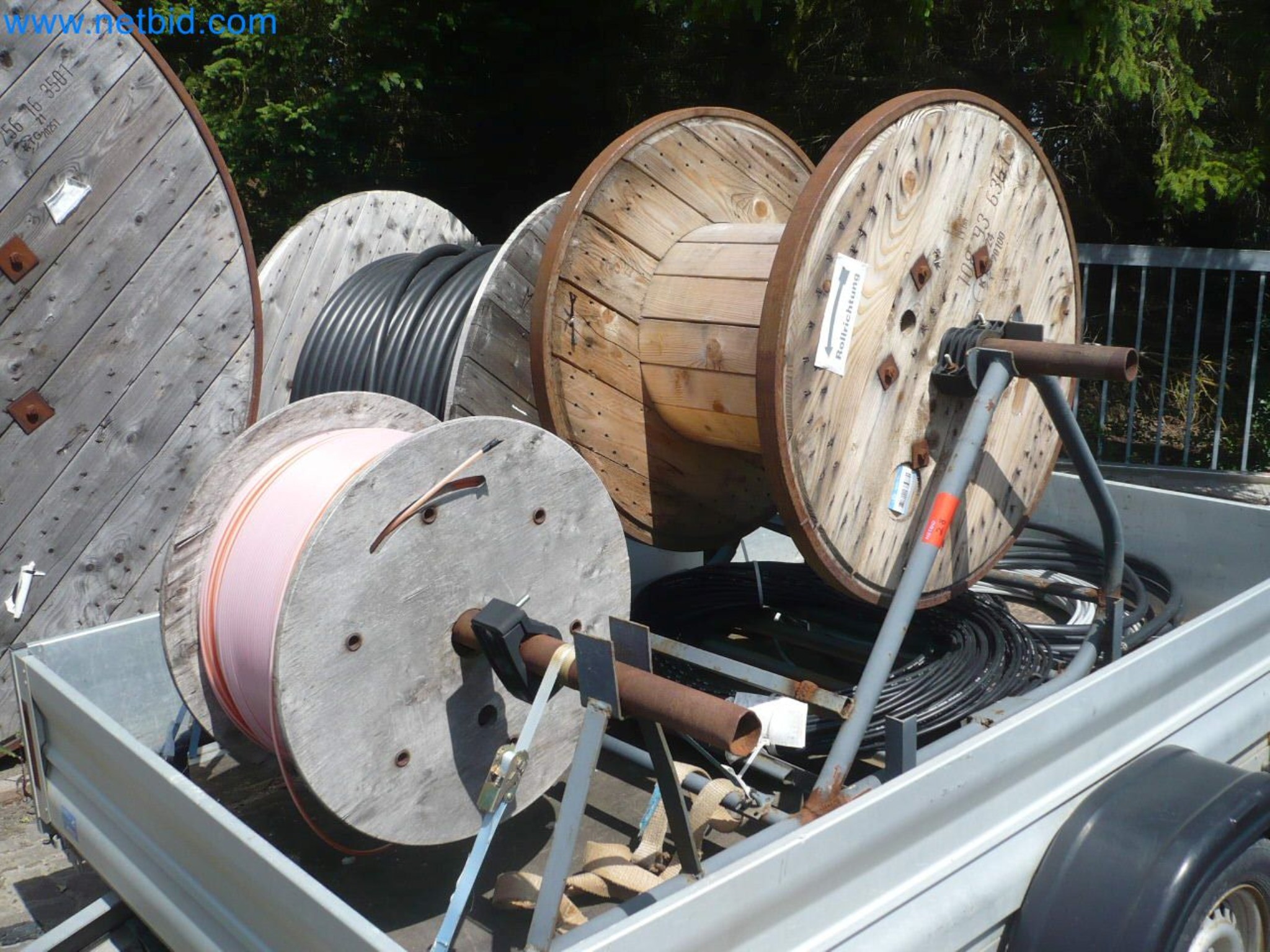 Motorové lanové navijáky, stavební stroje, stavební zařízení, bariérový materiál a vozidla-1