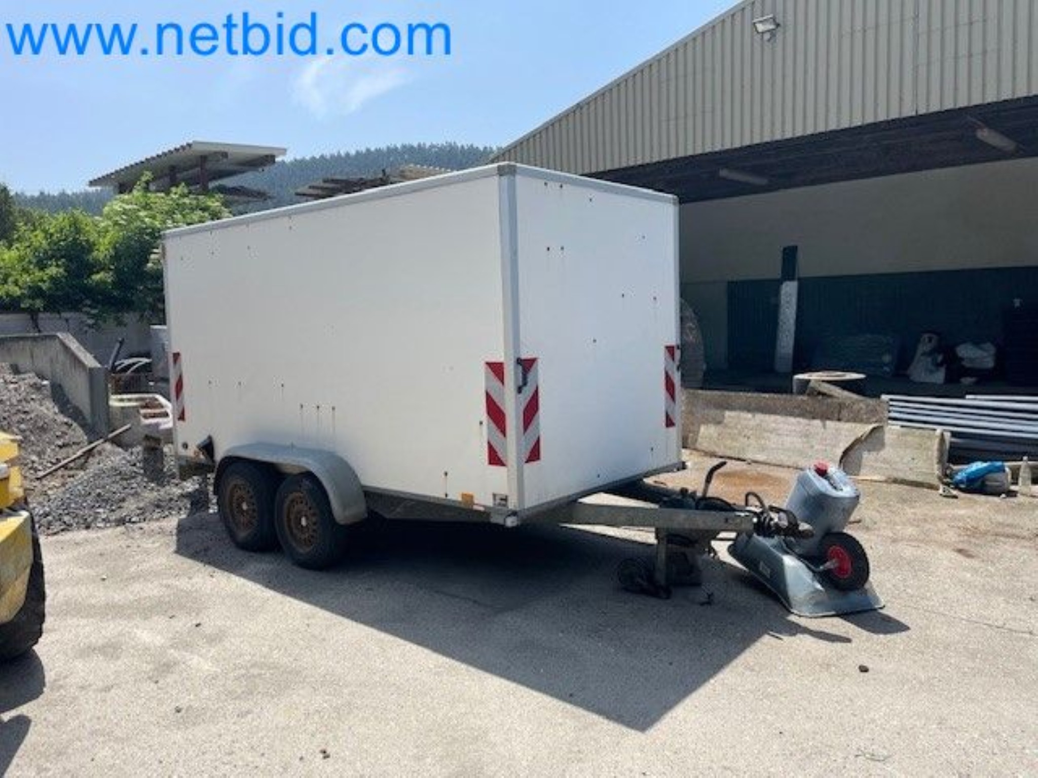 Motorové lanové navijáky, stavební stroje, stavební zařízení, bariérový materiál a vozidla-1