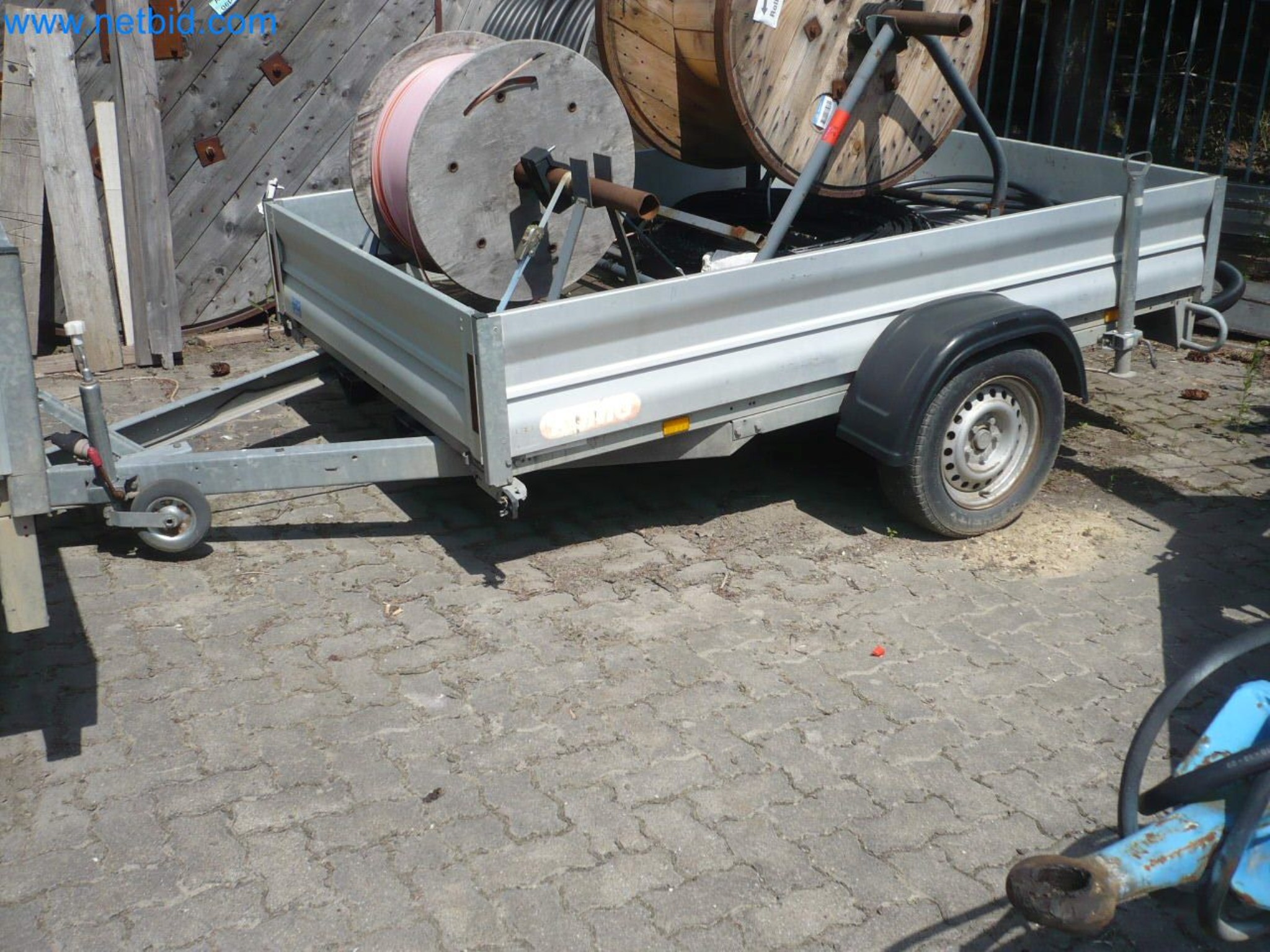 Motorové lanové navijáky, stavební stroje, stavební zařízení, bariérový materiál a vozidla-1