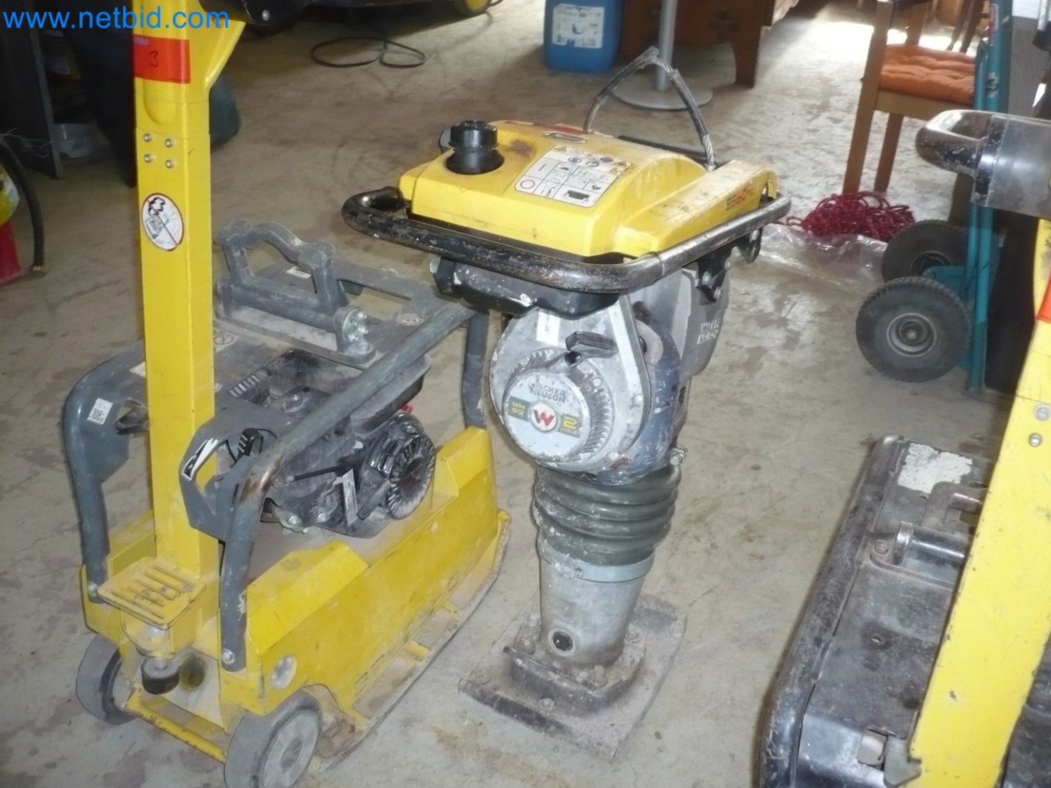 Motorové lanové navijáky, stavební stroje, stavební zařízení, bariérový materiál a vozidla-1