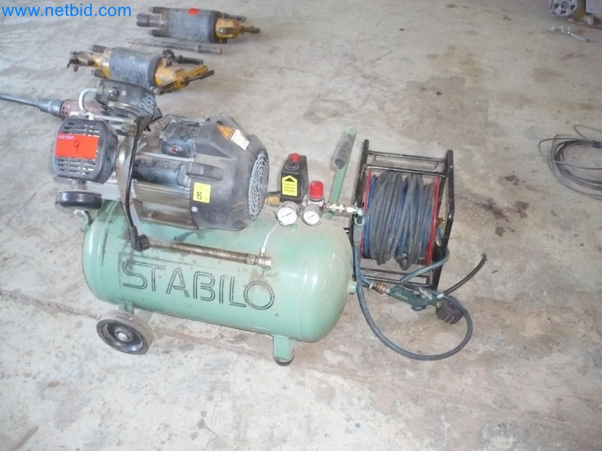 Motorové lanové navijáky, stavební stroje, stavební zařízení, bariérový materiál a vozidla-1