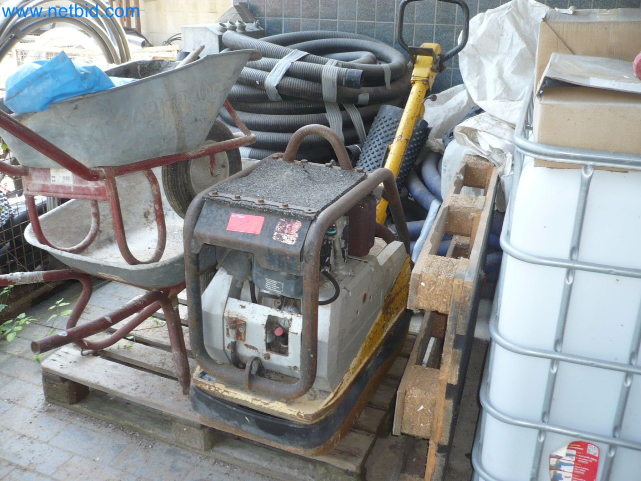 Motorové lanové navijáky, stavební stroje, stavební zařízení, bariérový materiál a vozidla-1