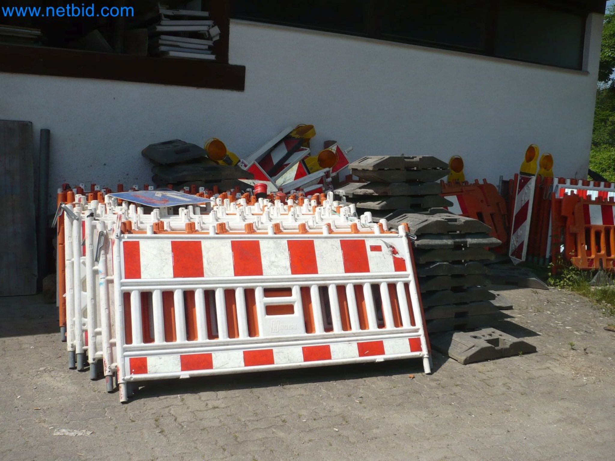 Motorové lanové navijáky, stavební stroje, stavební zařízení, bariérový materiál a vozidla-1