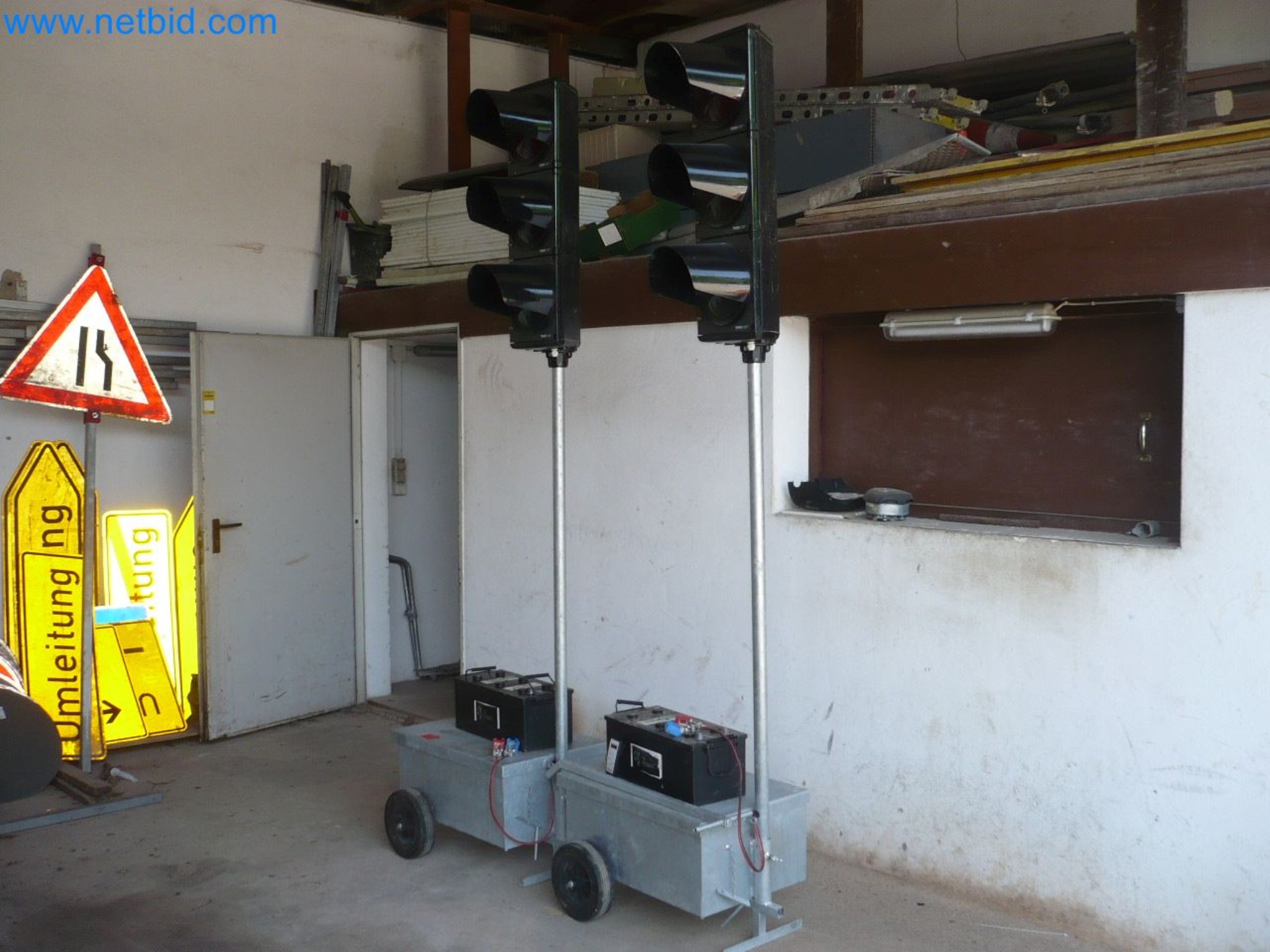 Motorové lanové navijáky, stavební stroje, stavební zařízení, bariérový materiál a vozidla-1