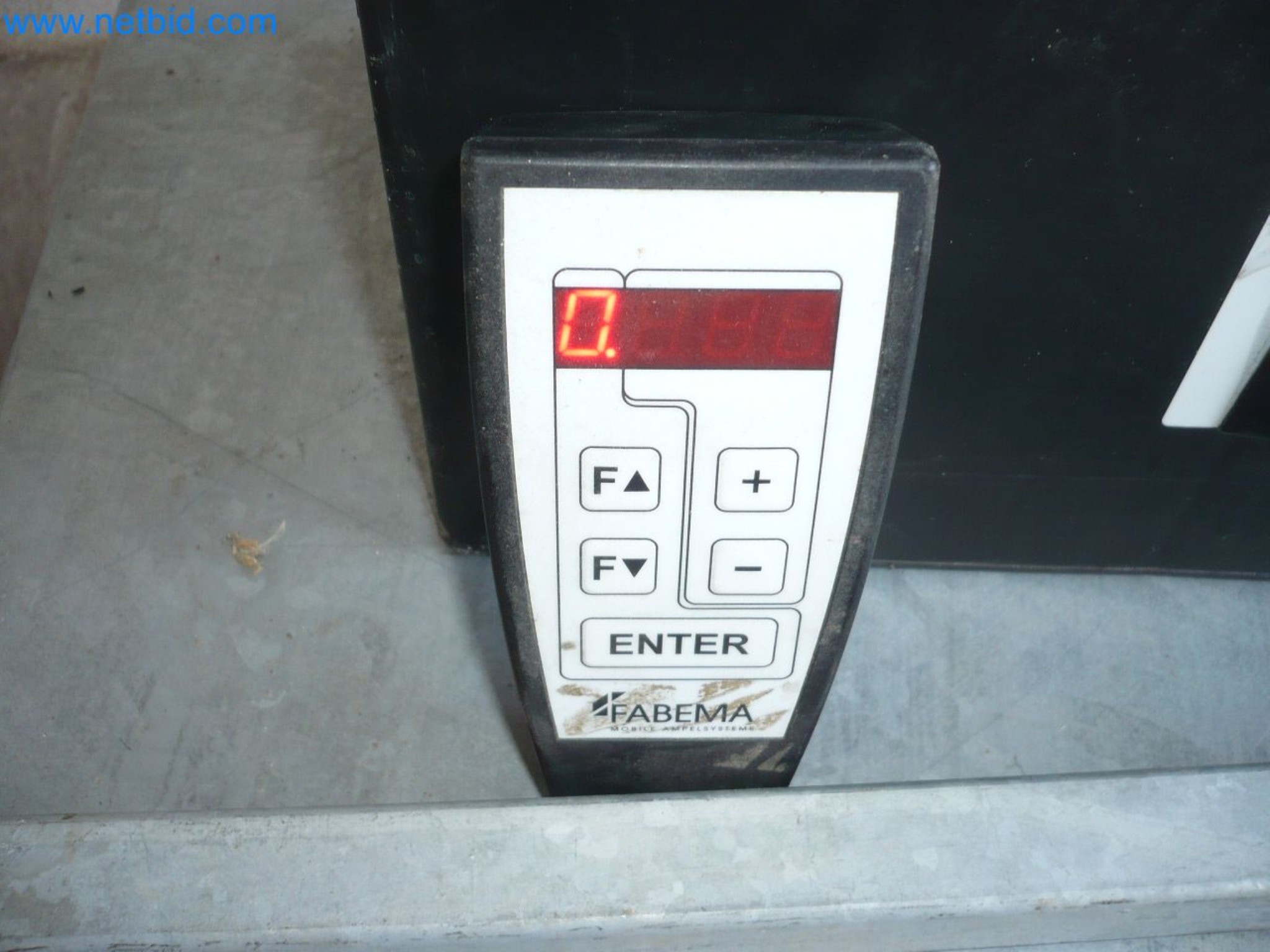 Motorové lanové navijáky, stavební stroje, stavební zařízení, bariérový materiál a vozidla-2