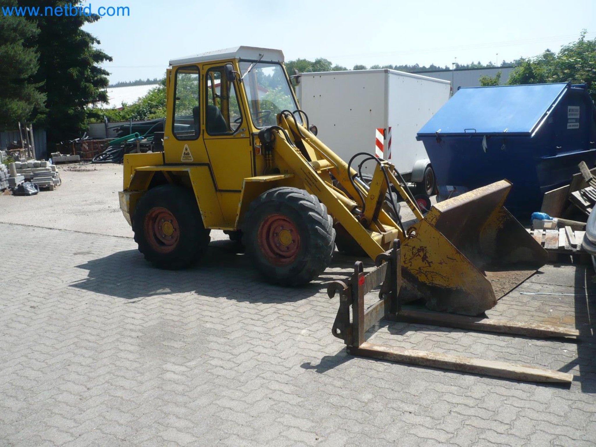 Motorové lanové navijáky, stavební stroje, stavební zařízení, bariérový materiál a vozidla-1