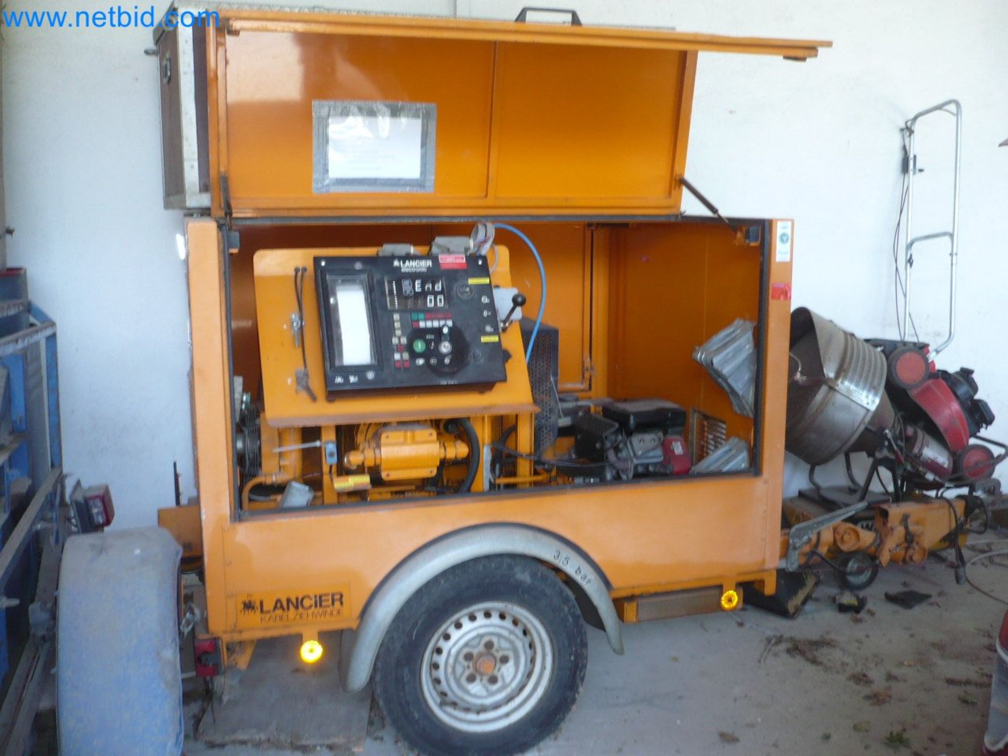 Motorové lanové navijáky, stavební stroje, stavební zařízení, bariérový materiál a vozidla-1