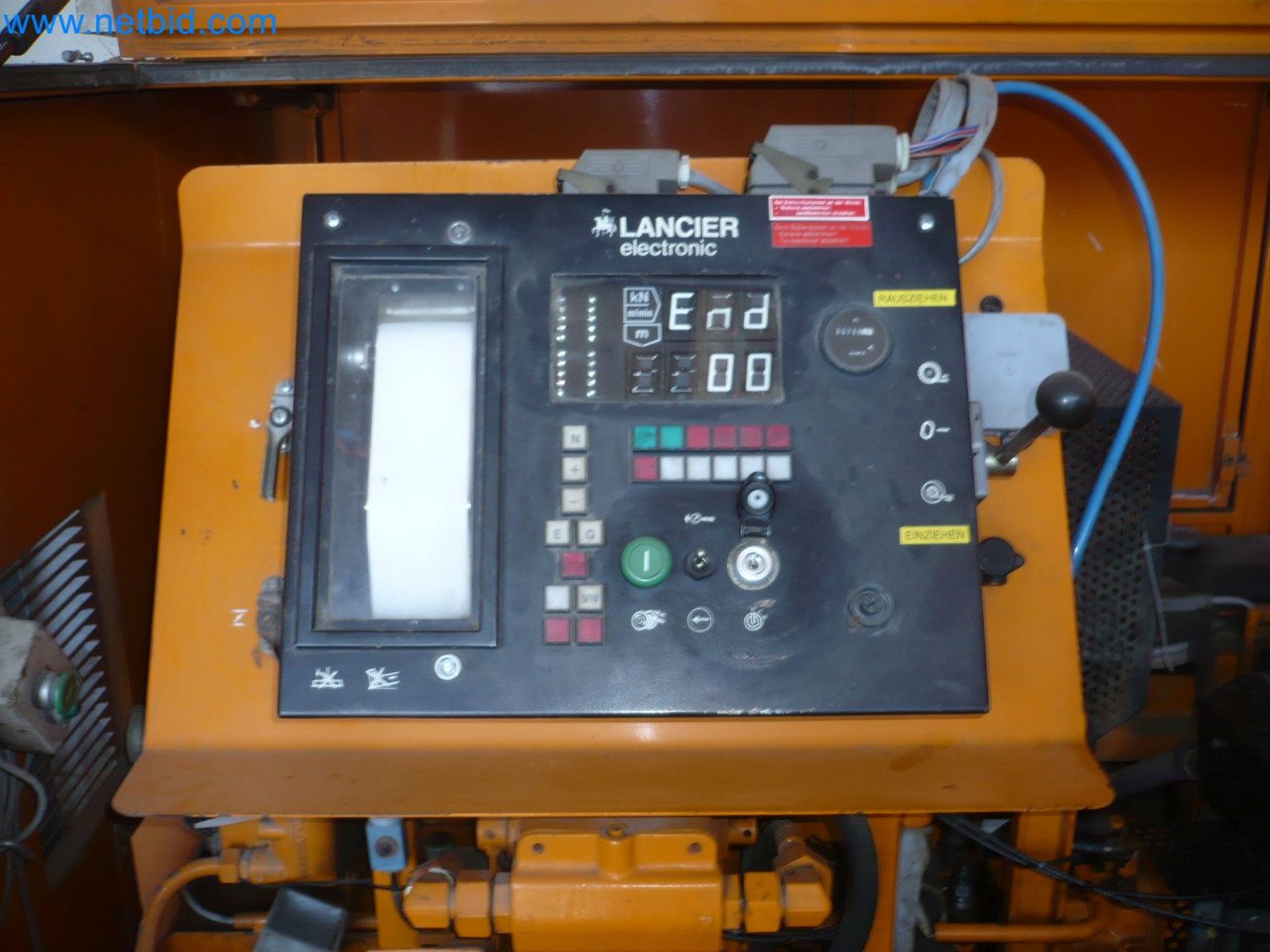 Motorové lanové navijáky, stavební stroje, stavební zařízení, bariérový materiál a vozidla-2