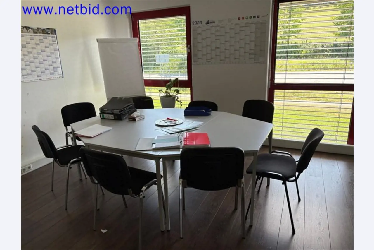 Ciężarówki, przyczepy tandemowe, samochody i sprzęt biurowy-1