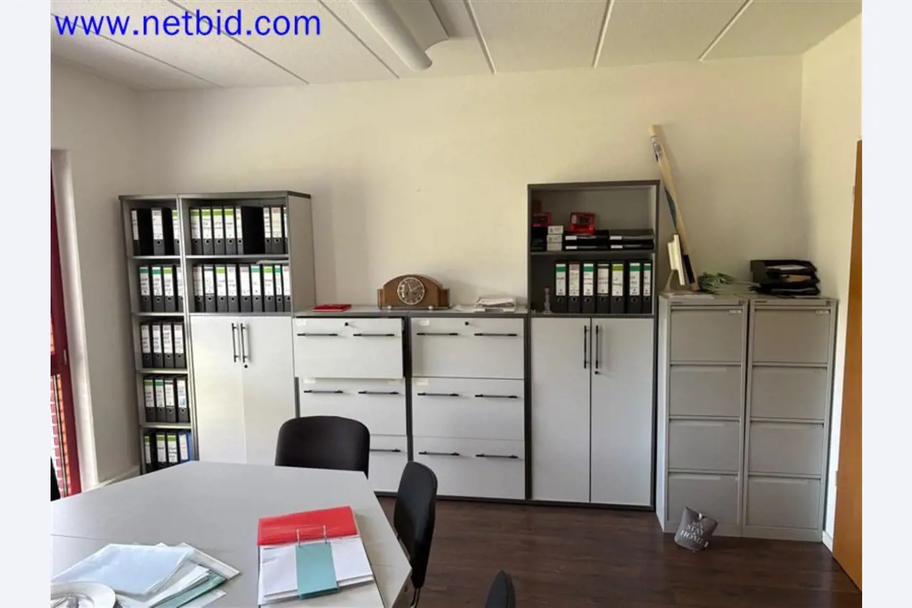 Ciężarówki, przyczepy tandemowe, samochody i sprzęt biurowy-2