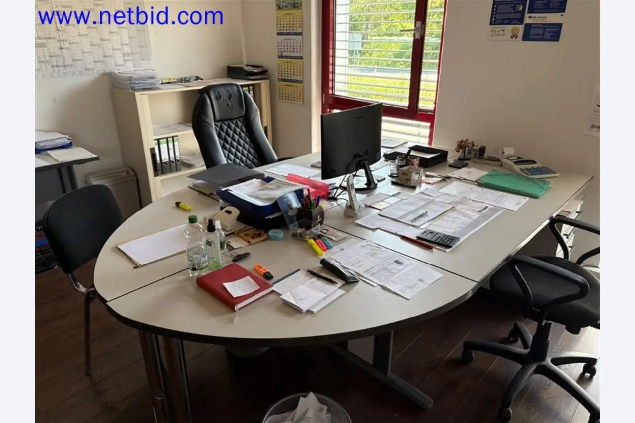 Ciężarówki, przyczepy tandemowe, samochody i sprzęt biurowy-2