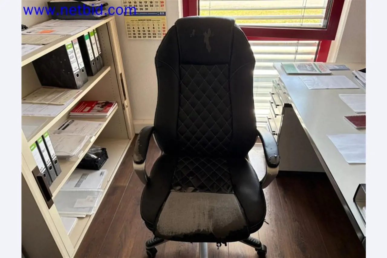 Ciężarówki, przyczepy tandemowe, samochody i sprzęt biurowy-3