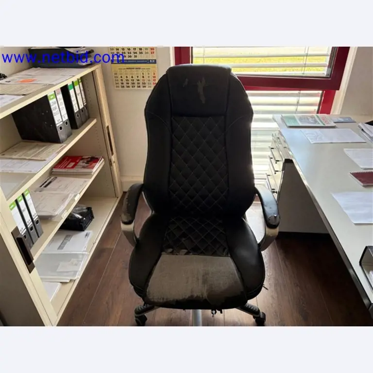 Ciężarówki, przyczepy tandemowe, samochody i sprzęt biurowy-3