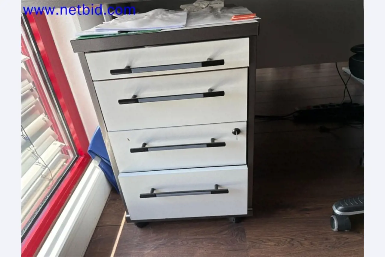 Ciężarówki, przyczepy tandemowe, samochody i sprzęt biurowy-4