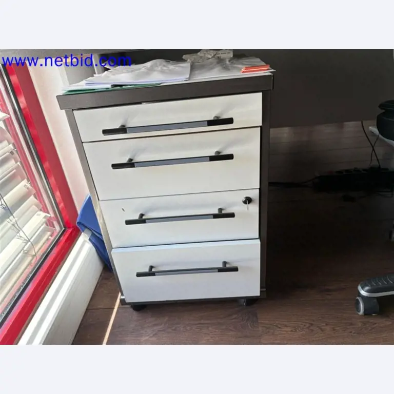 Ciężarówki, przyczepy tandemowe, samochody i sprzęt biurowy-4