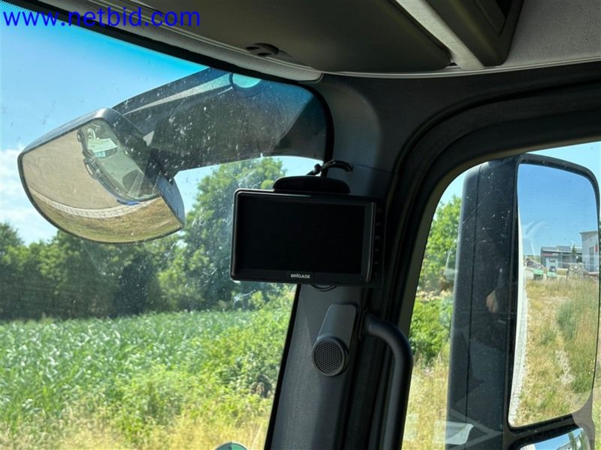 Ciężarówki, przyczepy tandemowe, samochody i sprzęt biurowy-10