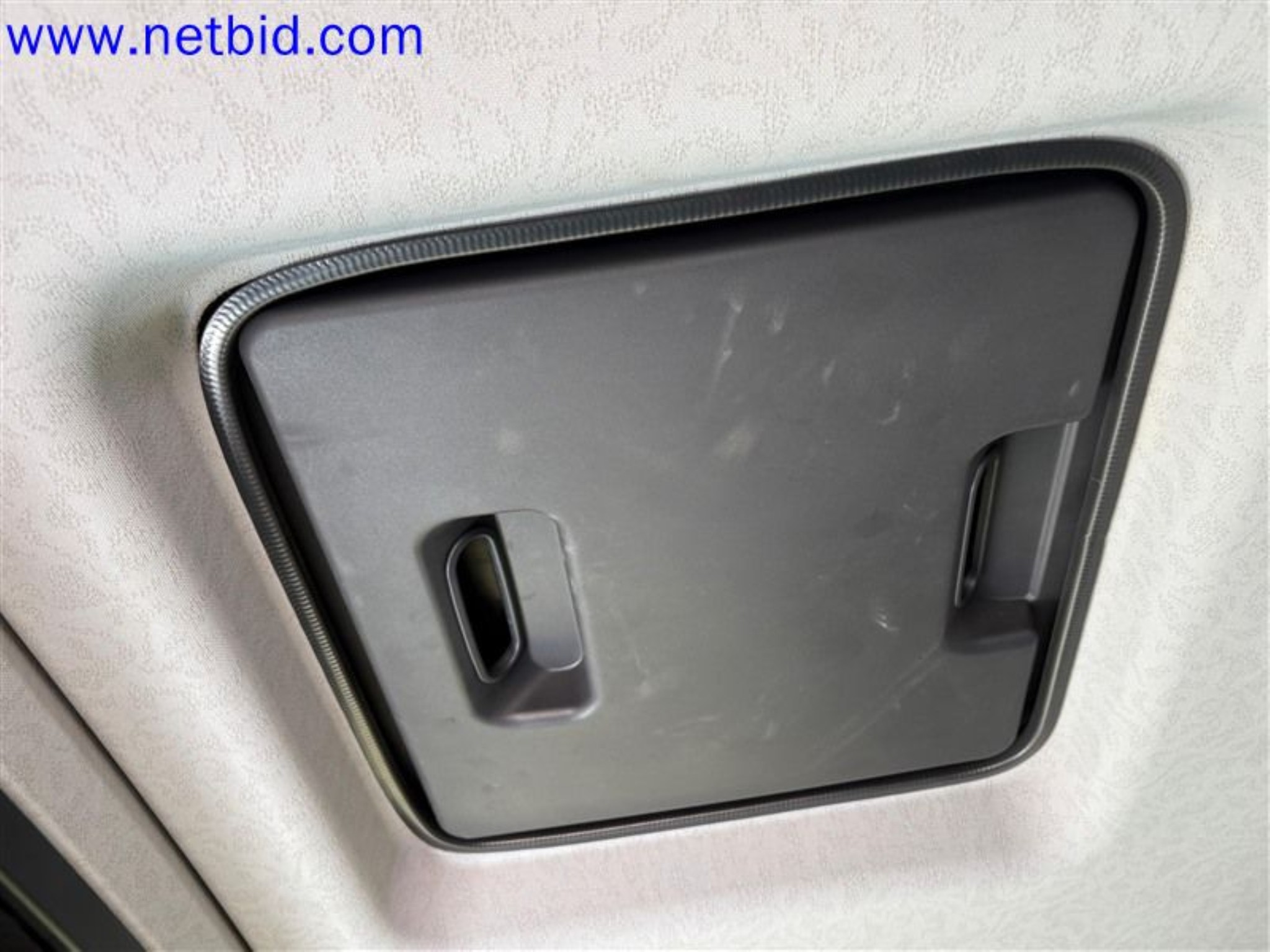 Ciężarówki, przyczepy tandemowe, samochody i sprzęt biurowy-11