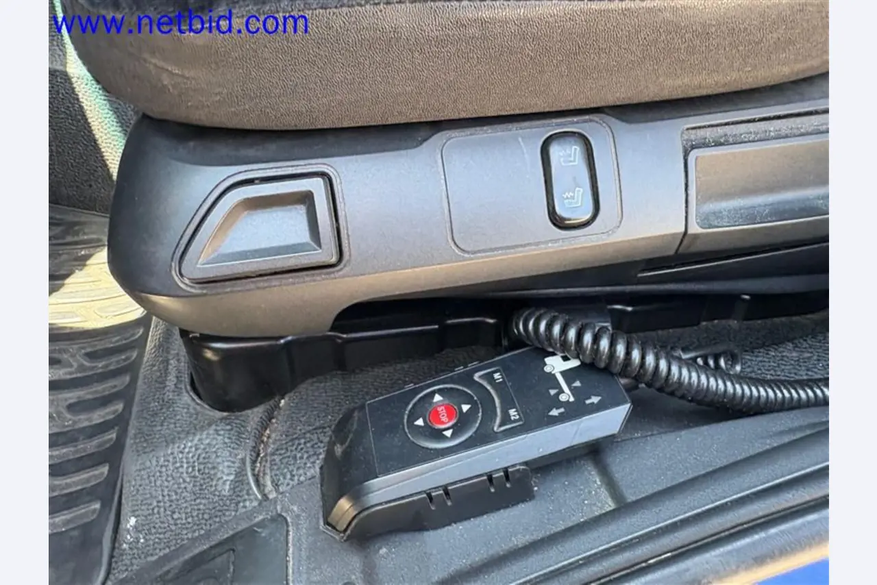 Camions, remorques tandem, voitures et équipement de bureau-12