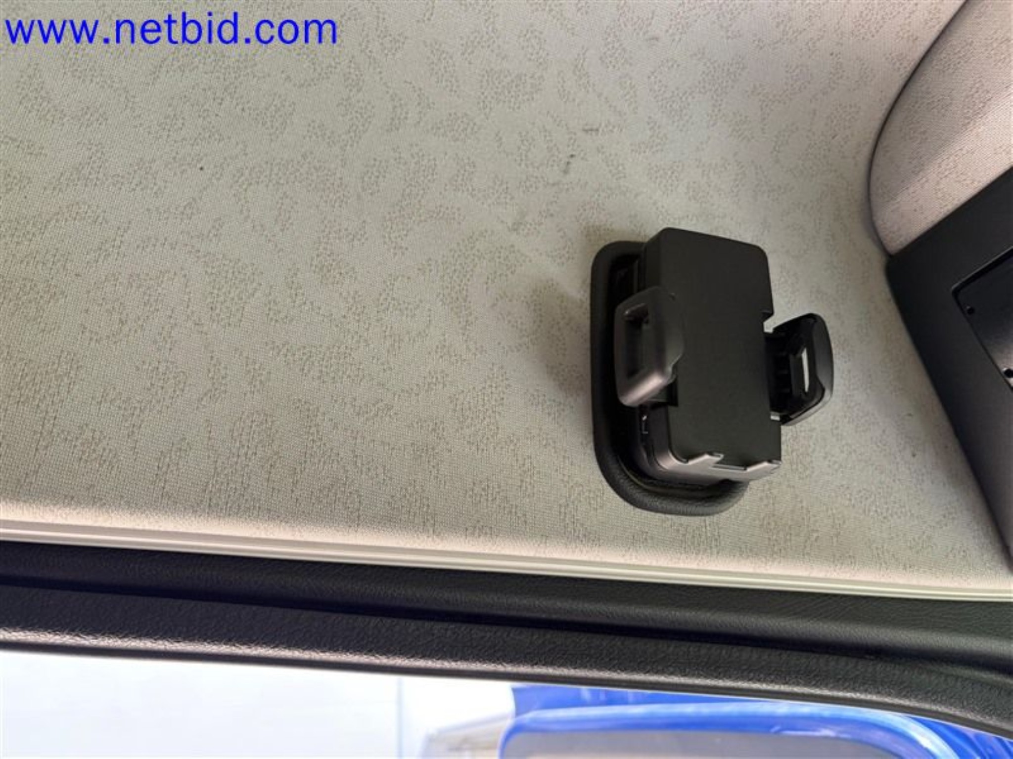 Ciężarówki, przyczepy tandemowe, samochody i sprzęt biurowy-14