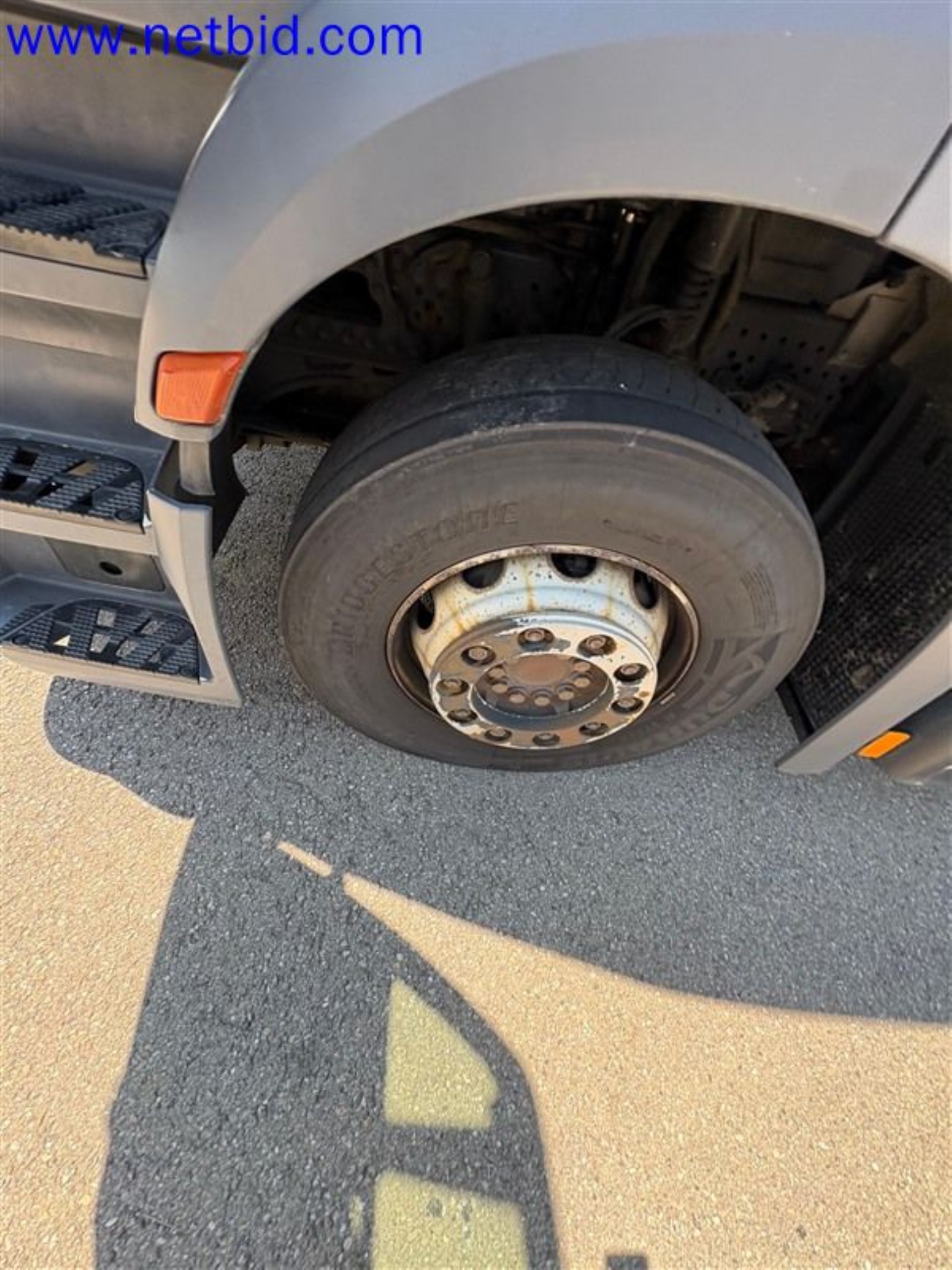 Ciężarówki, przyczepy tandemowe, samochody i sprzęt biurowy-15