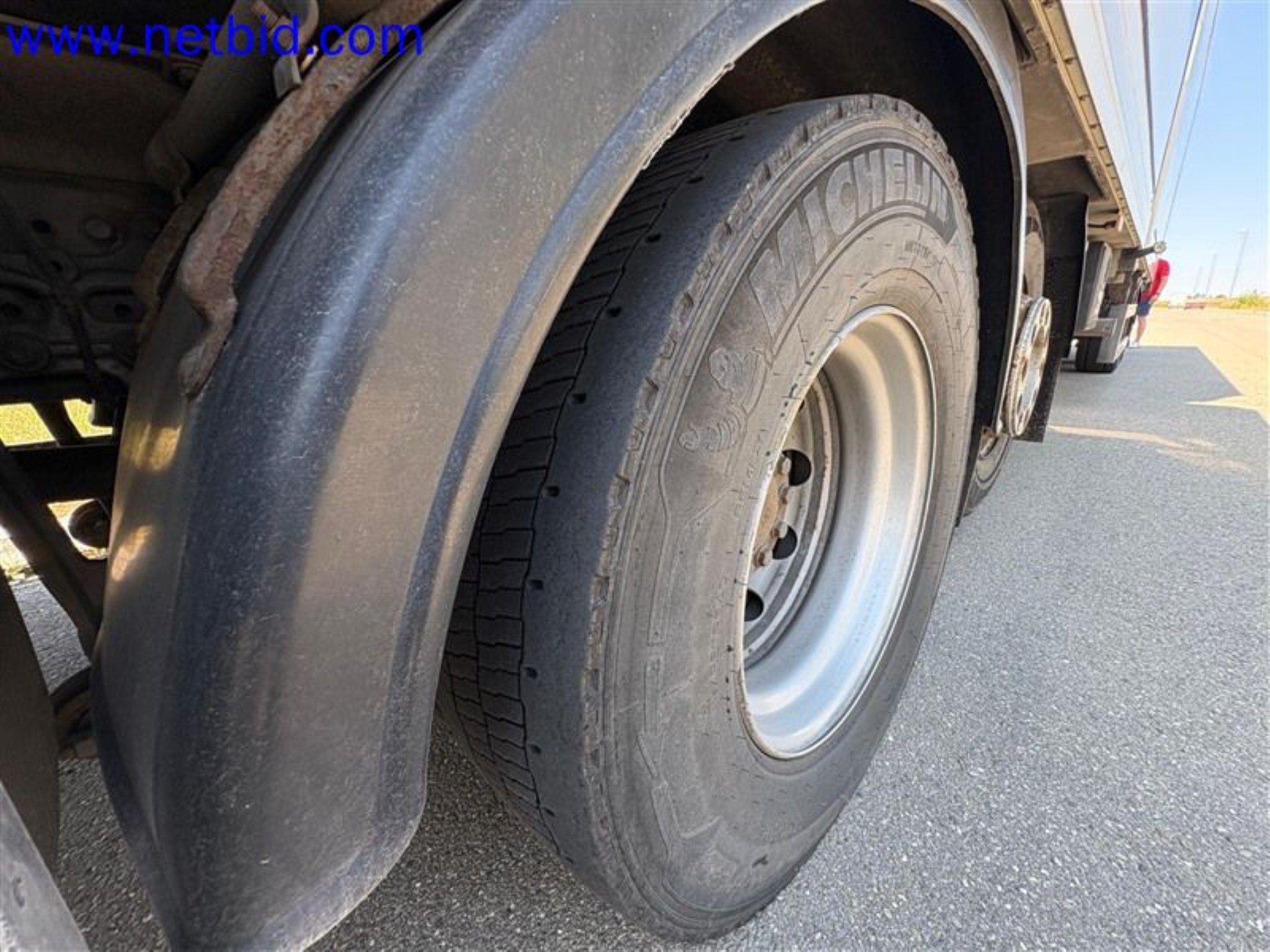 Ciężarówki, przyczepy tandemowe, samochody i sprzęt biurowy-16