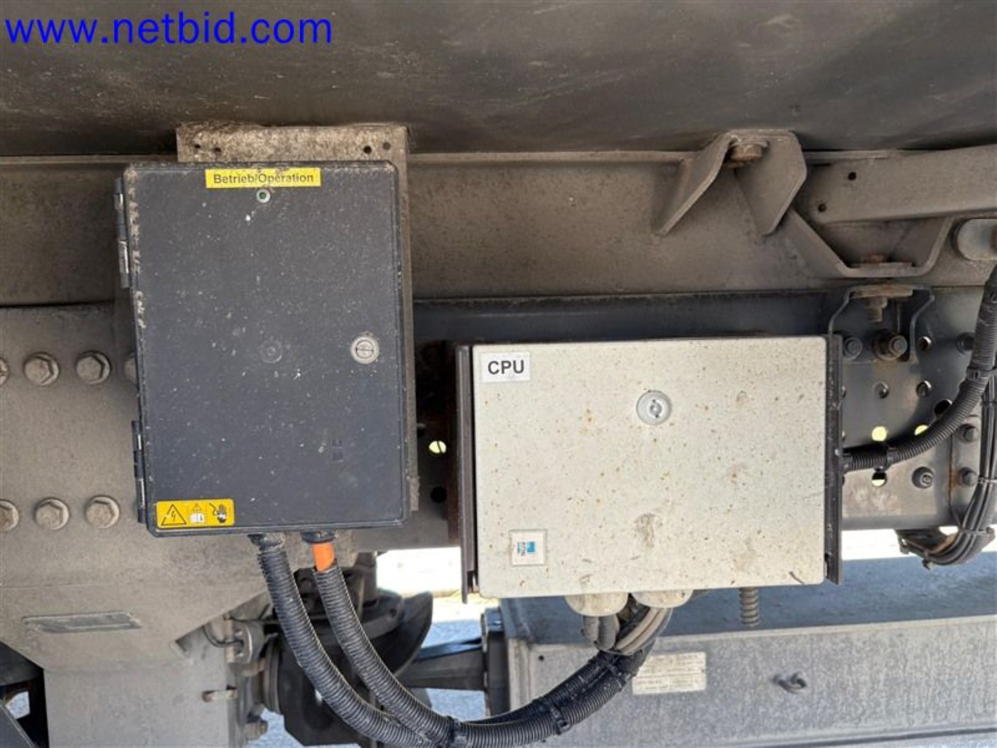 Ciężarówki, przyczepy tandemowe, samochody i sprzęt biurowy-17