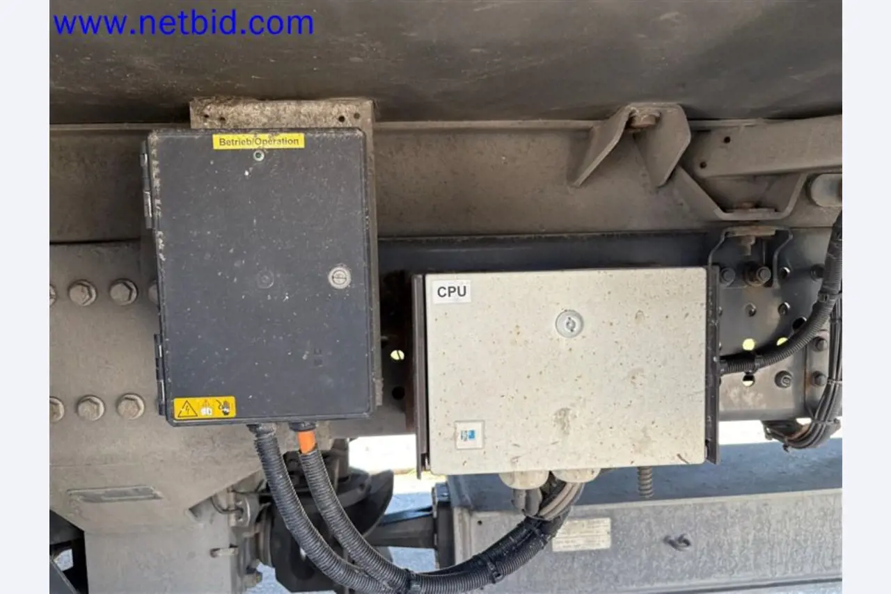 Camions, remorques tandem, voitures et équipement de bureau-17