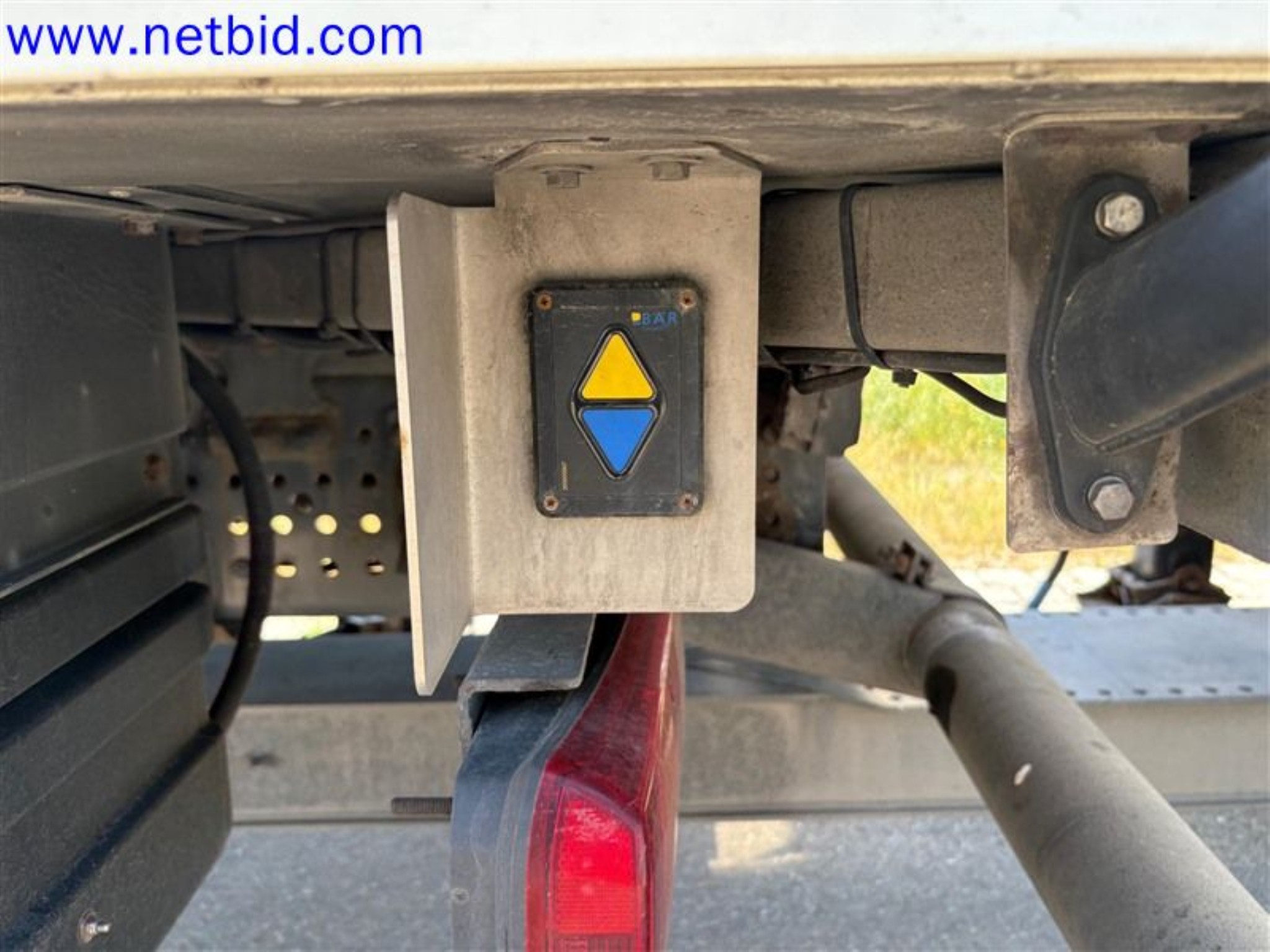 Ciężarówki, przyczepy tandemowe, samochody i sprzęt biurowy-18