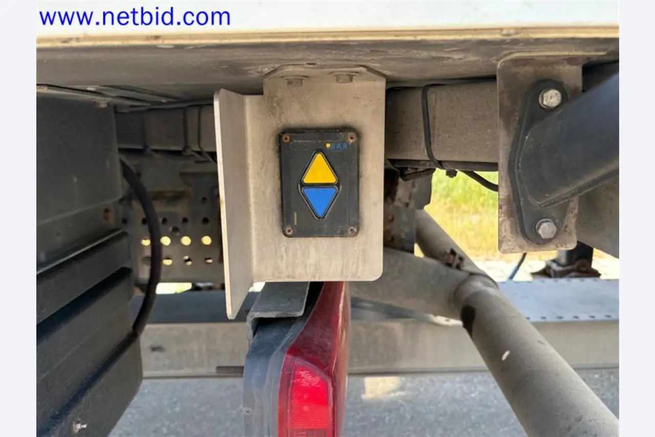 Camions, remorques tandem, voitures et équipement de bureau-18