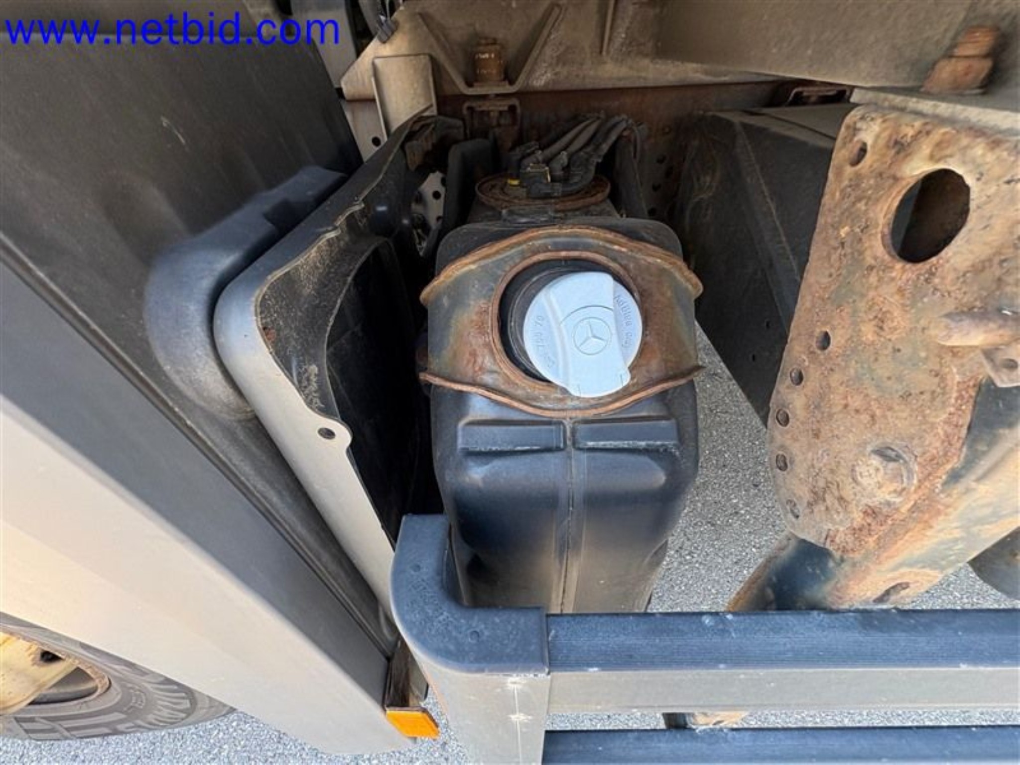 Ciężarówki, przyczepy tandemowe, samochody i sprzęt biurowy-19