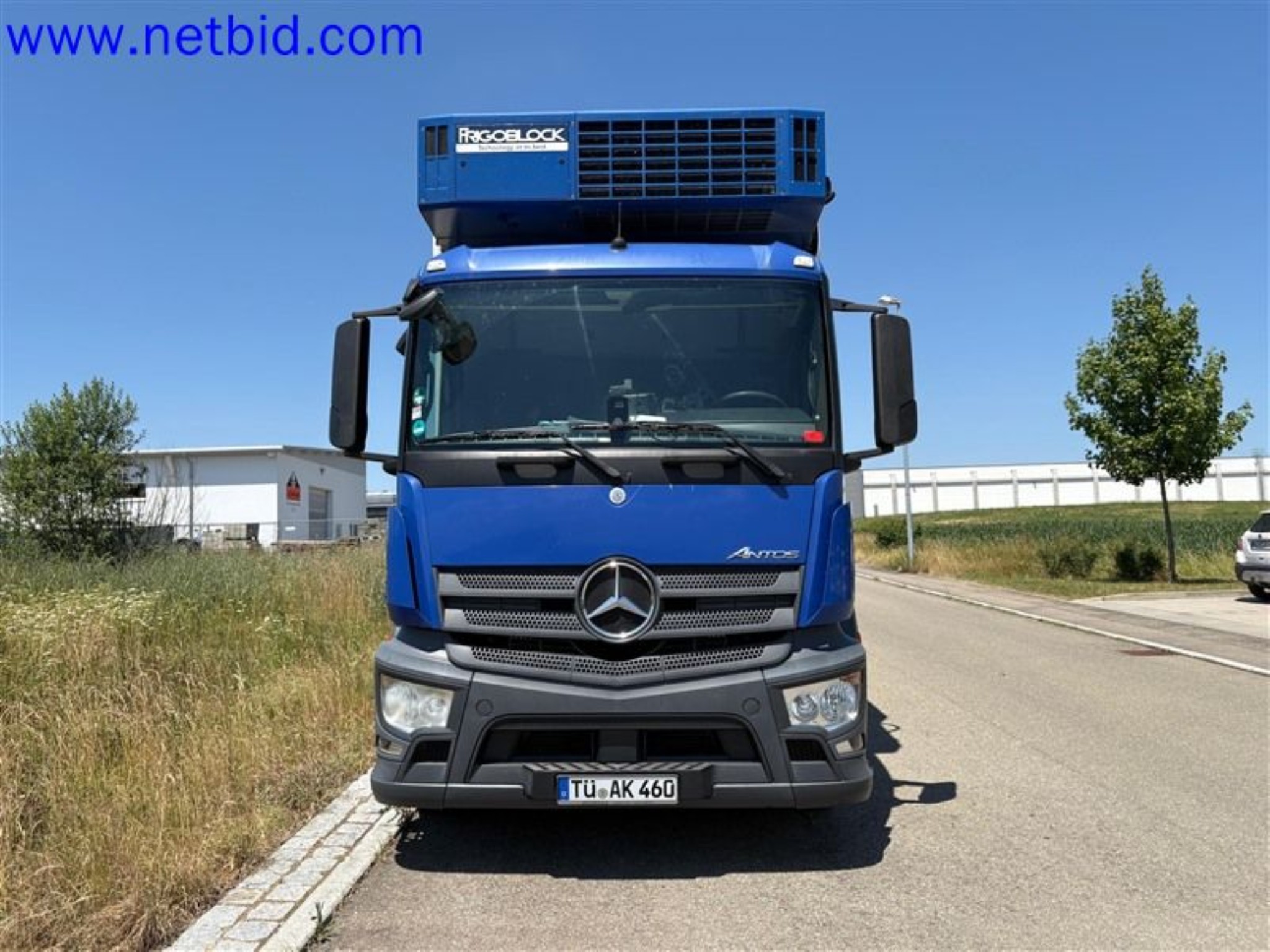 Ciężarówki, przyczepy tandemowe, samochody i sprzęt biurowy-1