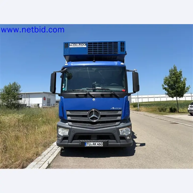 Camions, remorques tandem, voitures et équipement de bureau-1