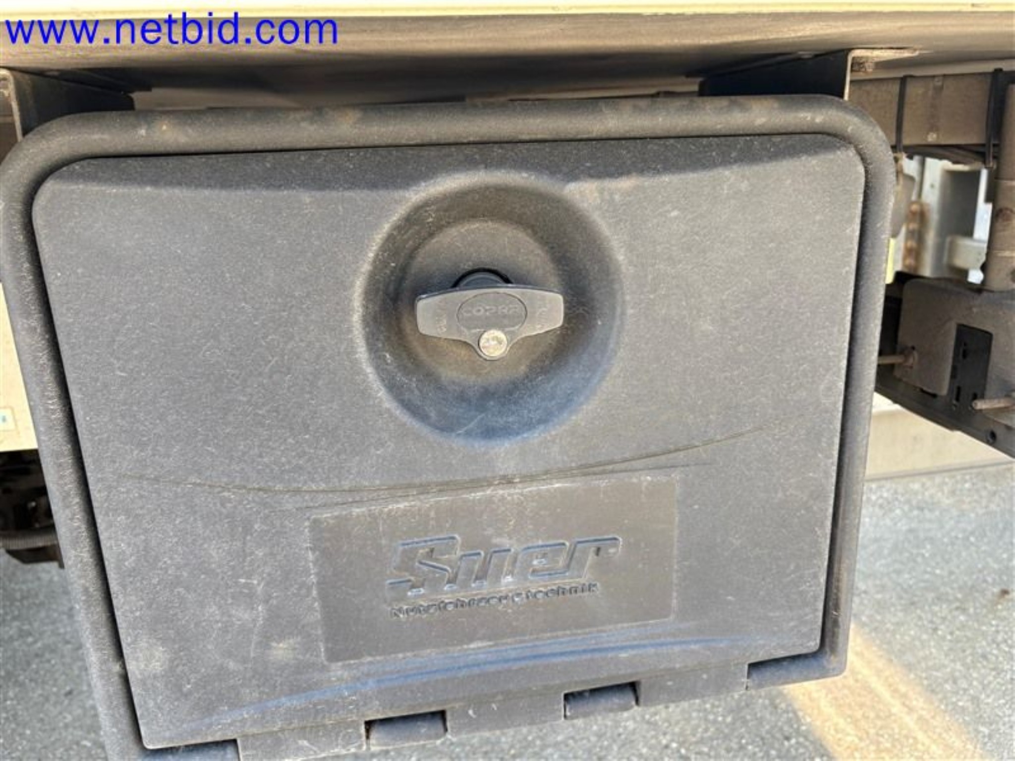 Ciężarówki, przyczepy tandemowe, samochody i sprzęt biurowy-21