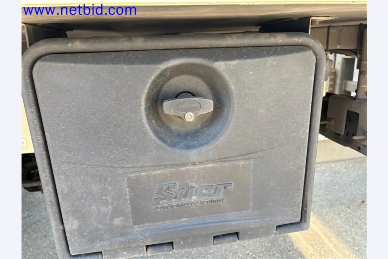 Camions, remorques tandem, voitures et équipement de bureau-21