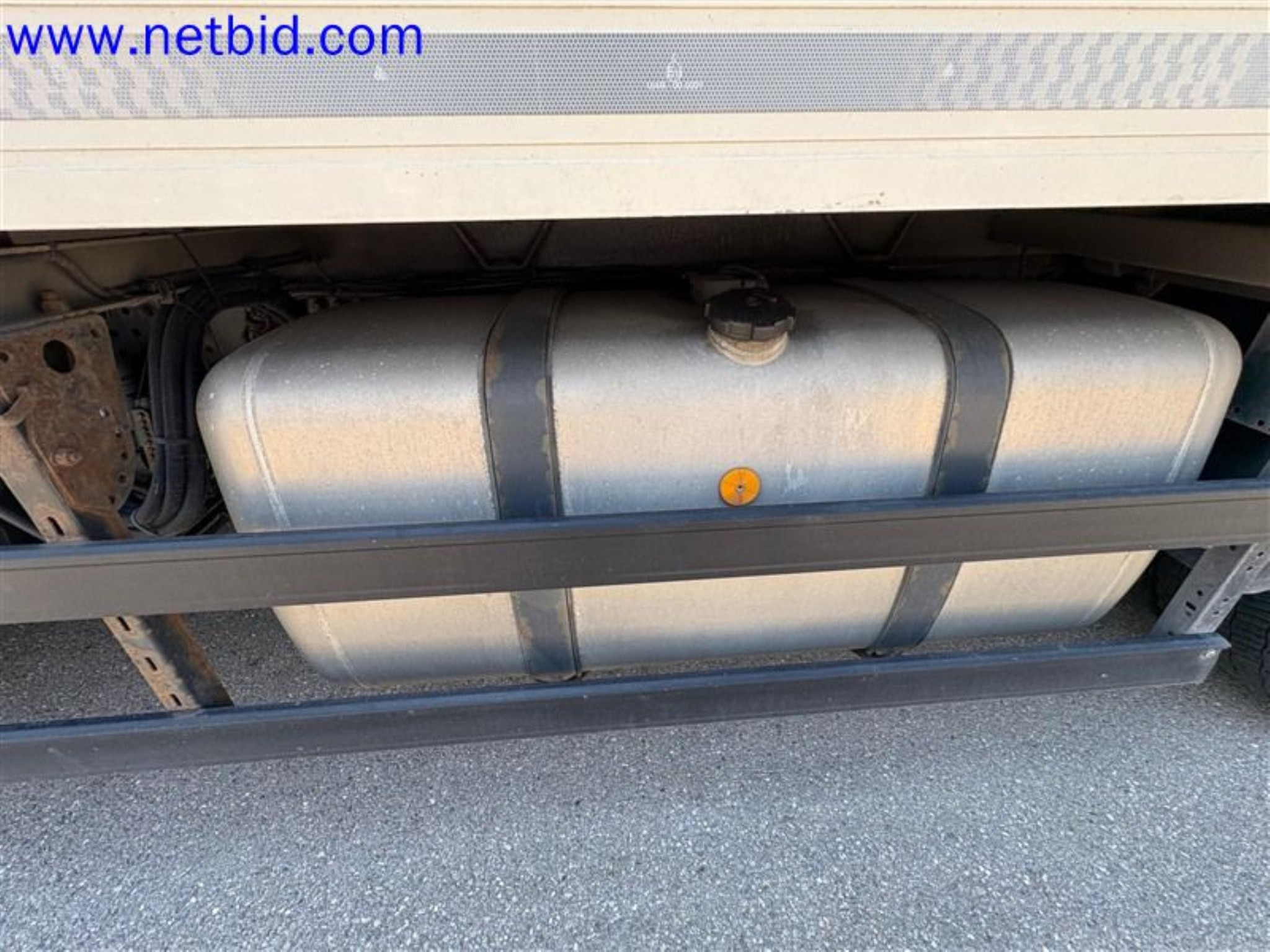 Ciężarówki, przyczepy tandemowe, samochody i sprzęt biurowy-22