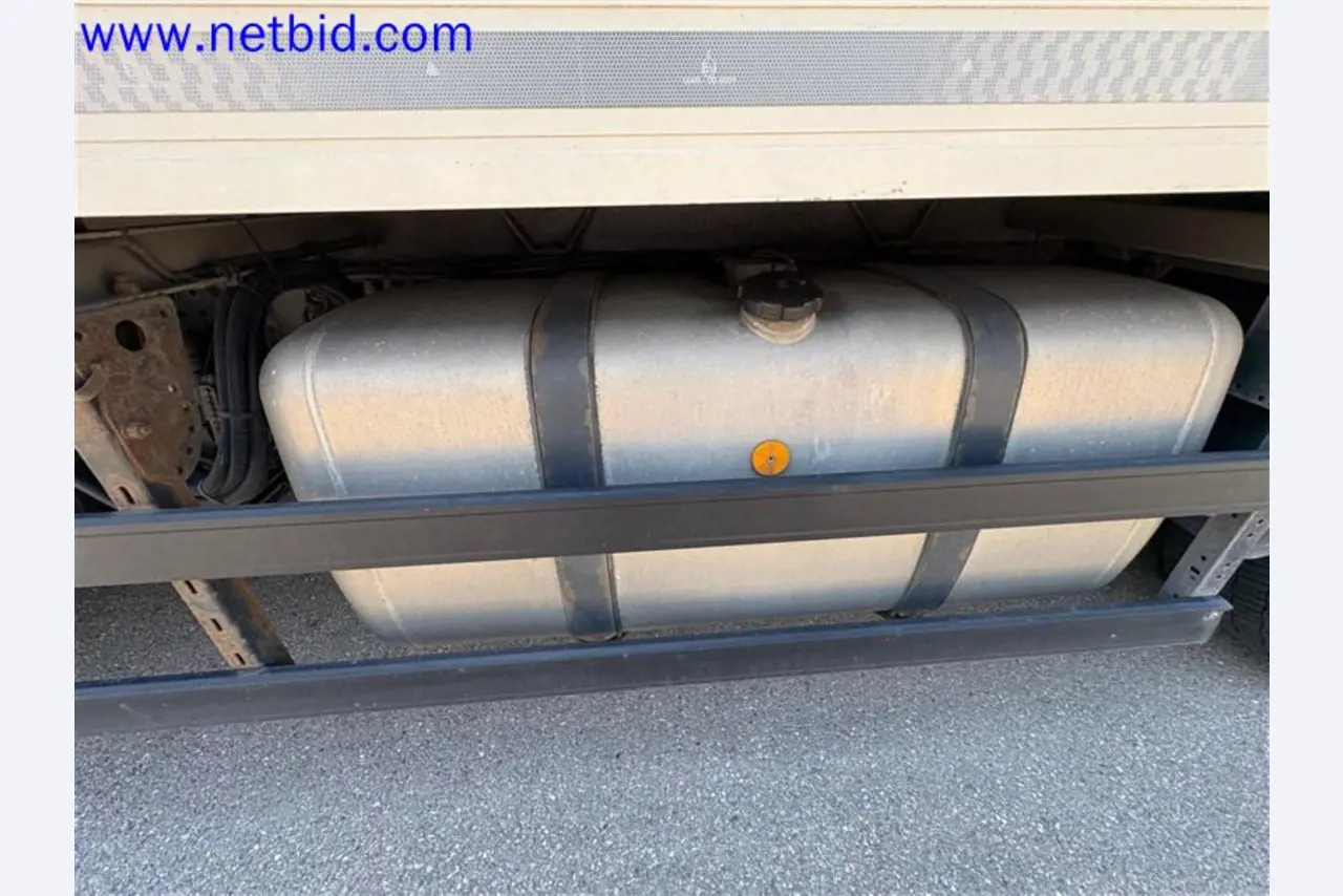 Camions, remorques tandem, voitures et équipement de bureau-22