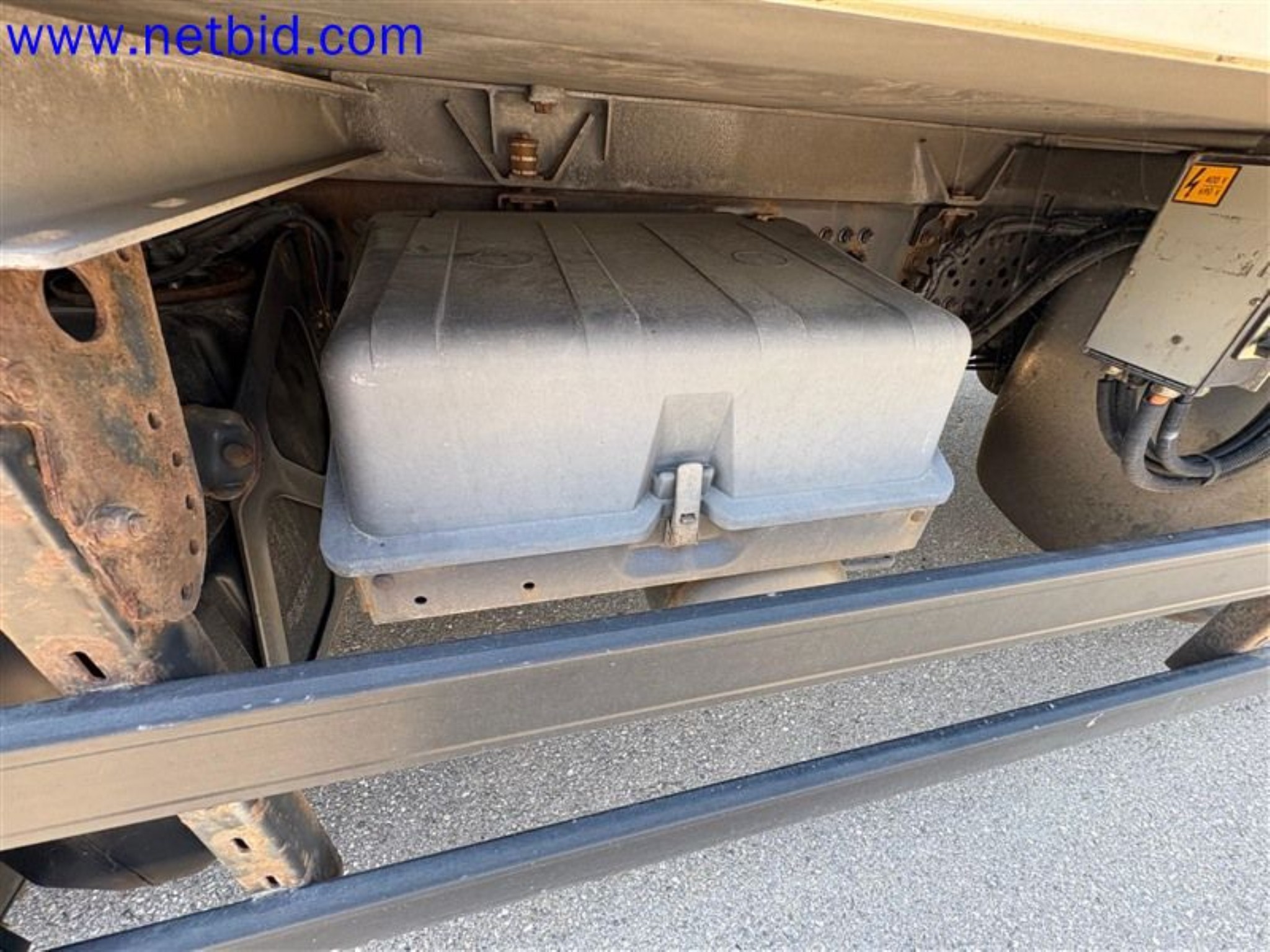 Ciężarówki, przyczepy tandemowe, samochody i sprzęt biurowy-23