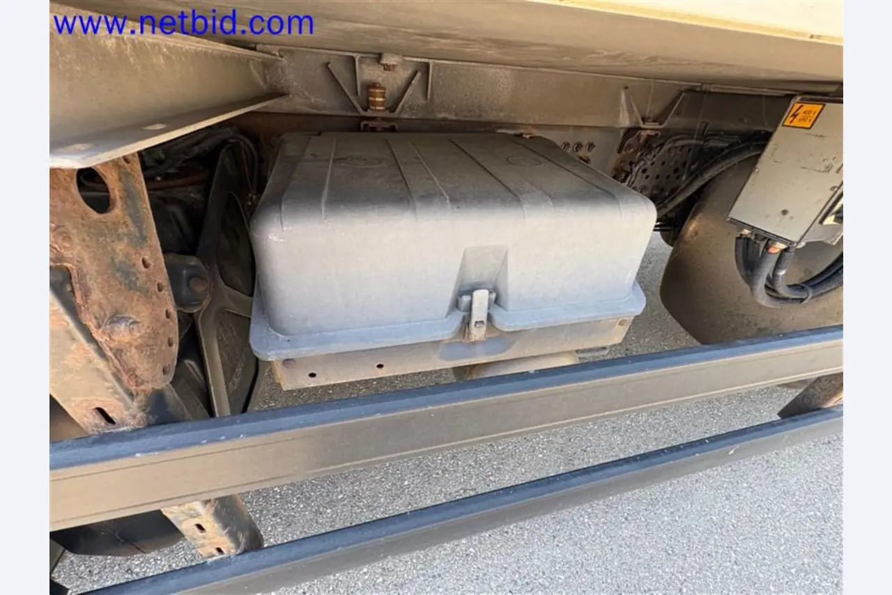 Camions, remorques tandem, voitures et équipement de bureau-23