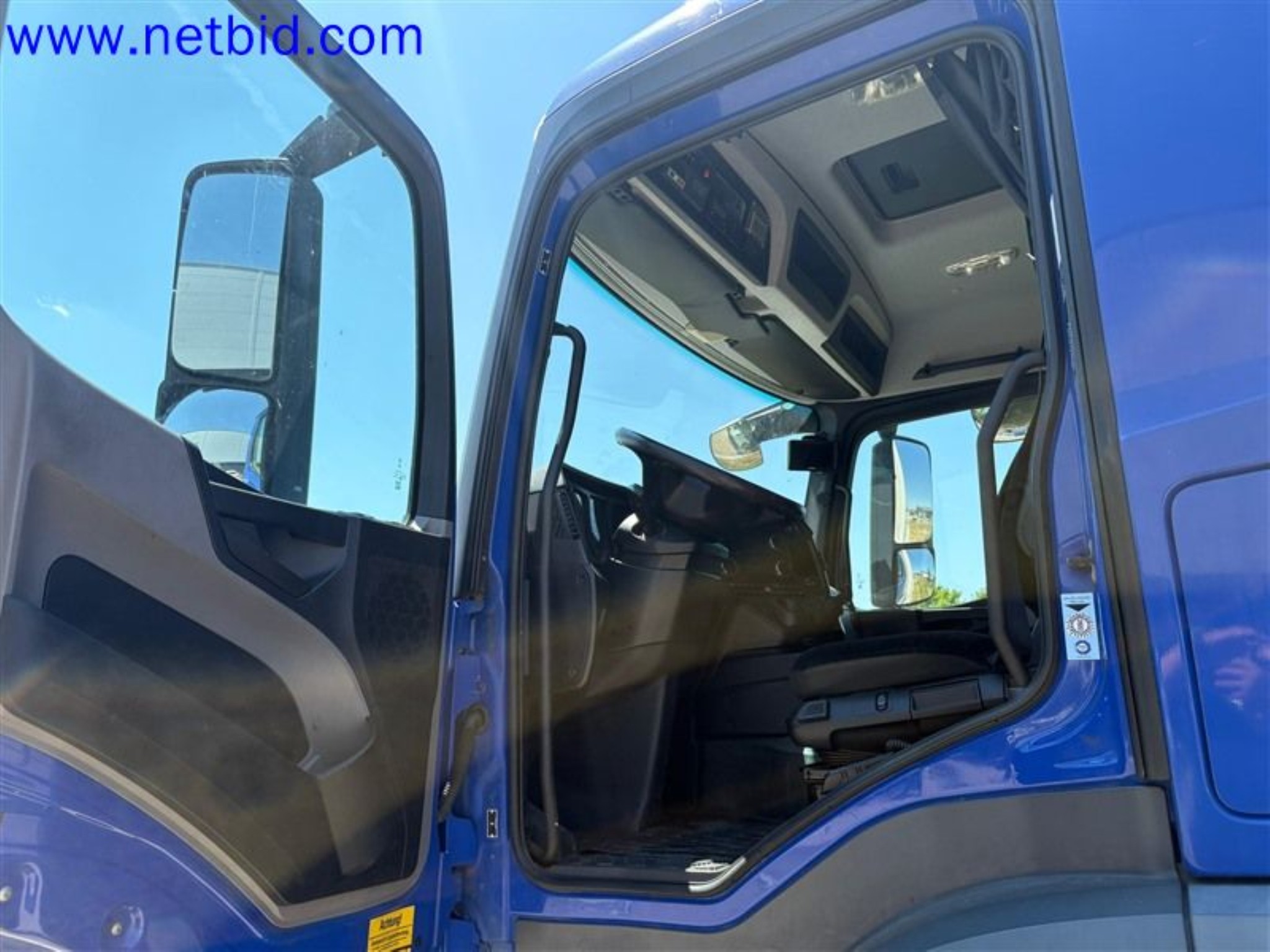 Ciężarówki, przyczepy tandemowe, samochody i sprzęt biurowy-24