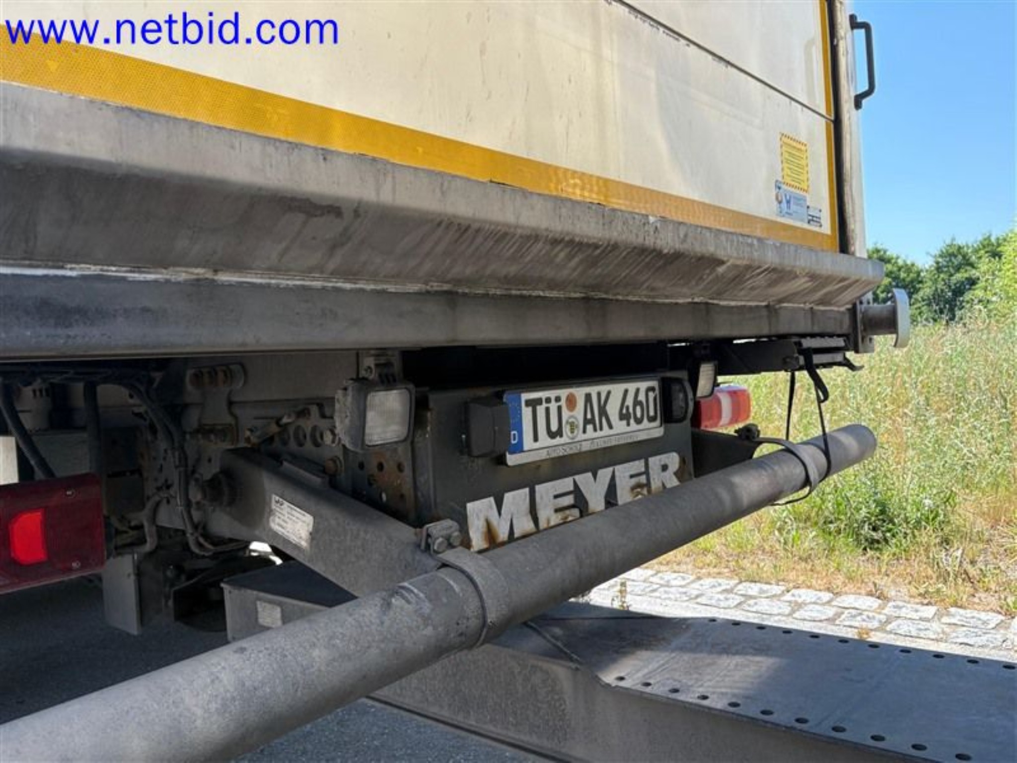 Ciężarówki, przyczepy tandemowe, samochody i sprzęt biurowy-25