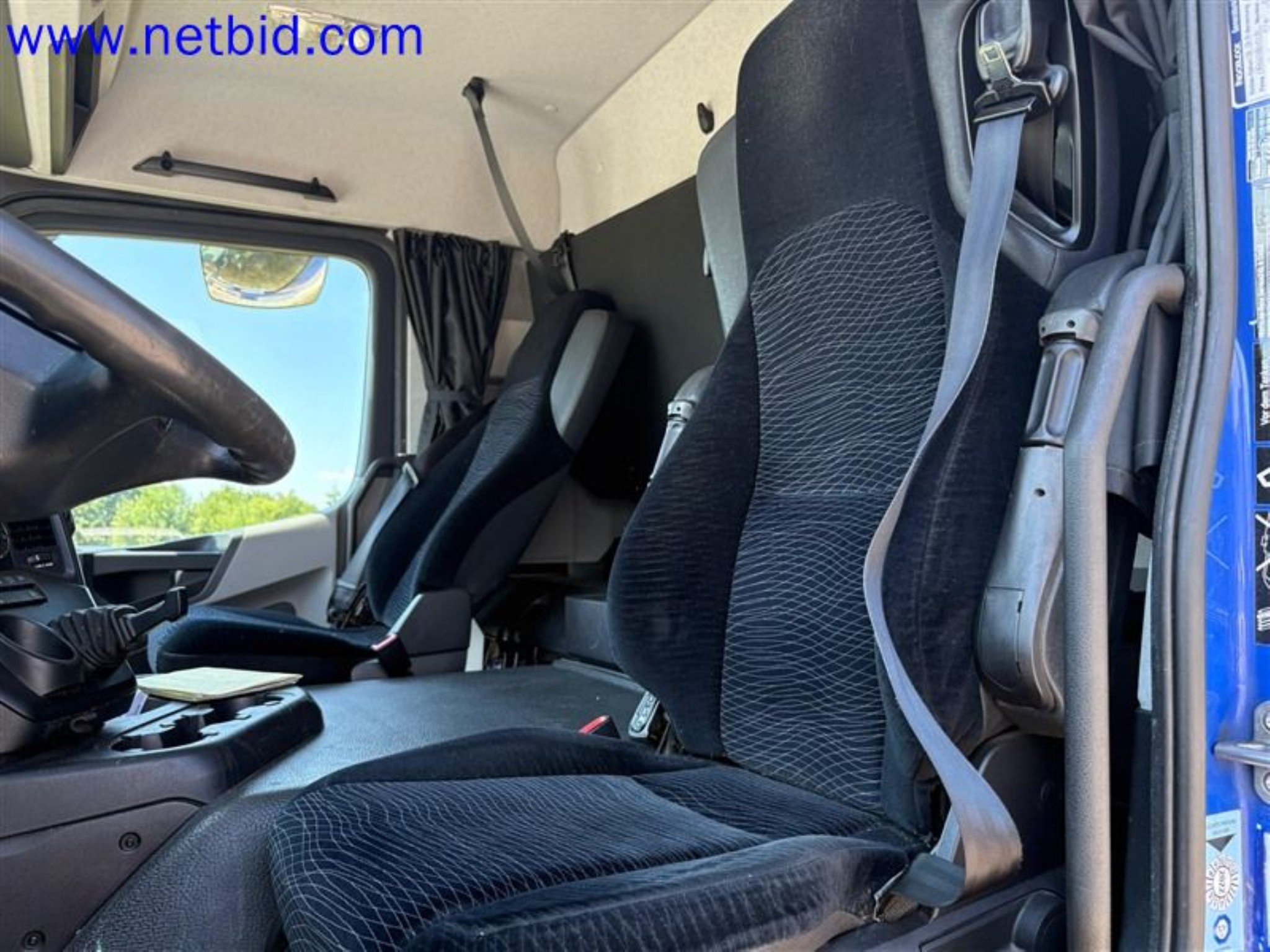 Ciężarówki, przyczepy tandemowe, samochody i sprzęt biurowy-28