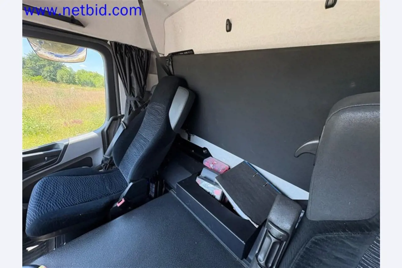 Camions, remorques tandem, voitures et équipement de bureau-29