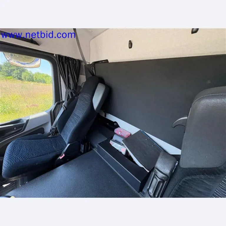 Camions, remorques tandem, voitures et équipement de bureau-29