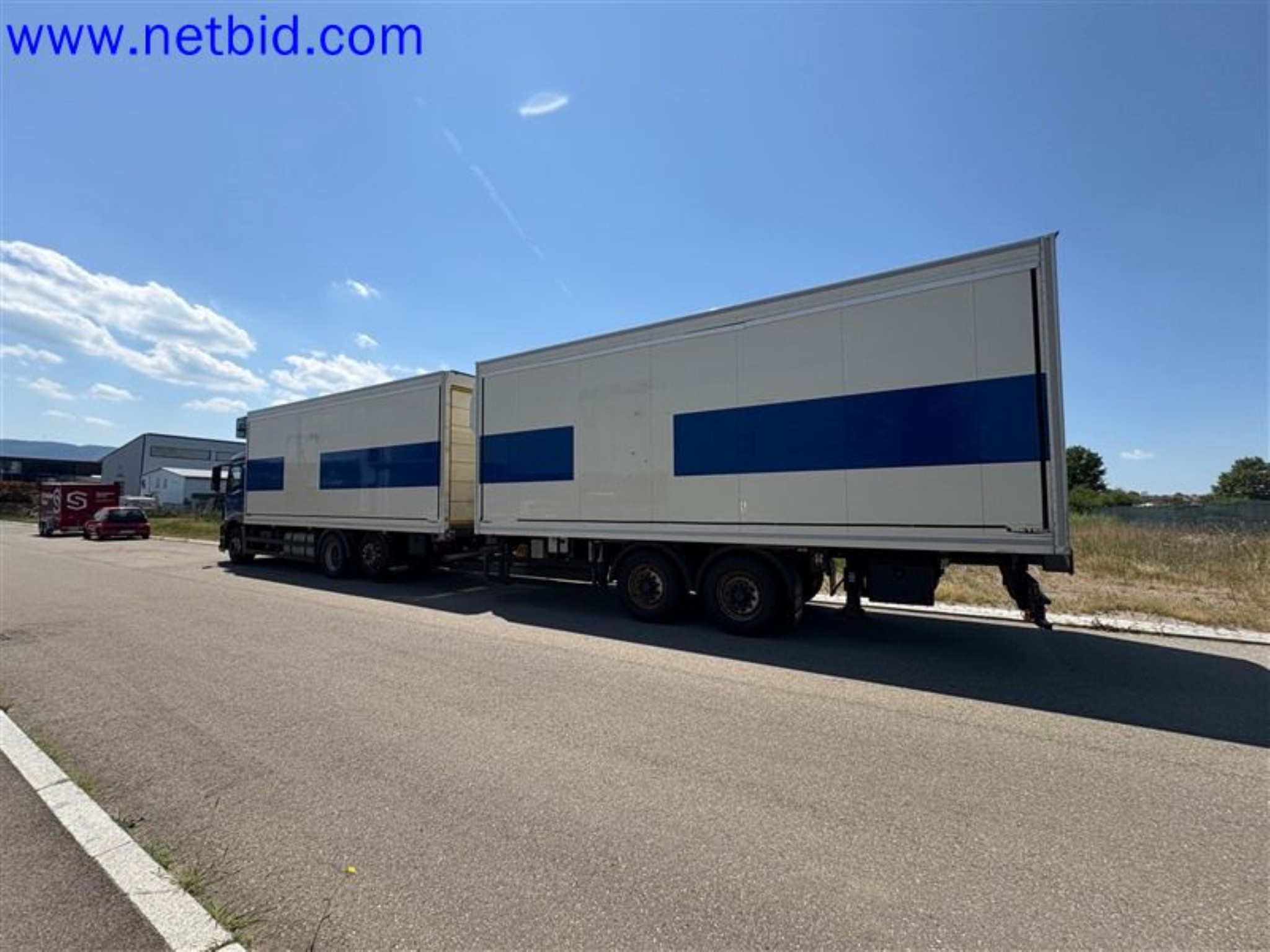 Ciężarówki, przyczepy tandemowe, samochody i sprzęt biurowy-2