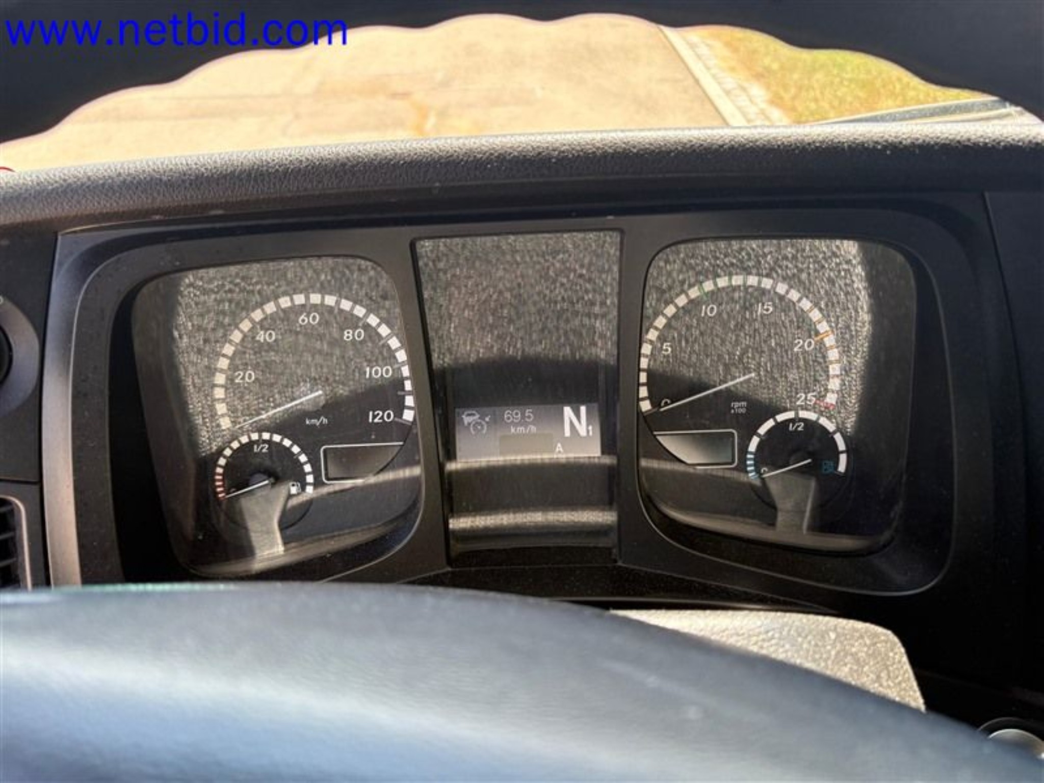 Ciężarówki, przyczepy tandemowe, samochody i sprzęt biurowy-31