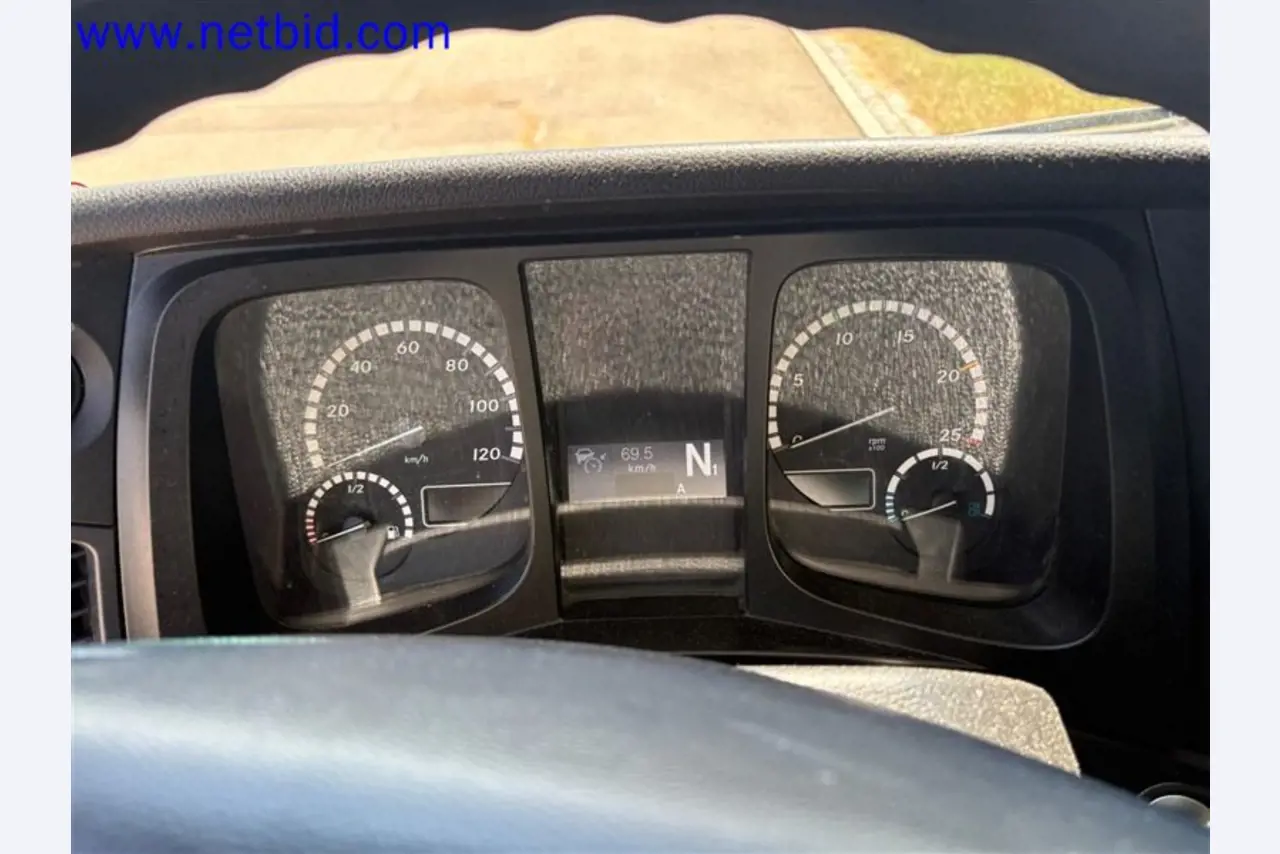 Camions, remorques tandem, voitures et équipement de bureau-31