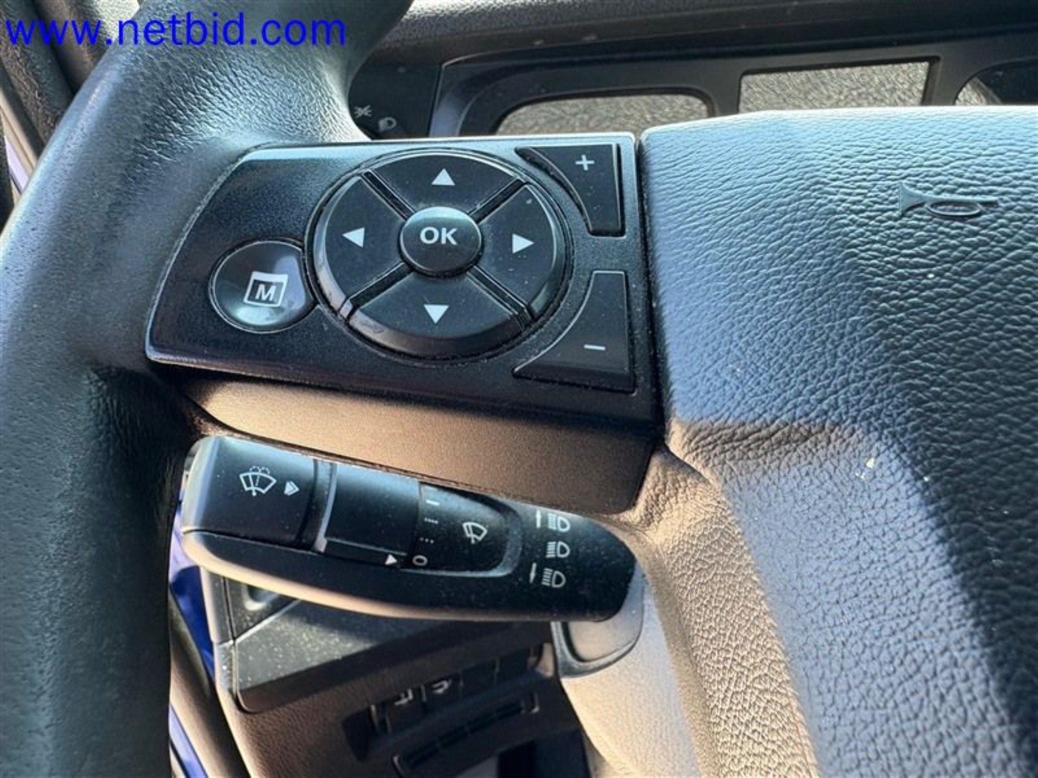 Ciężarówki, przyczepy tandemowe, samochody i sprzęt biurowy-32